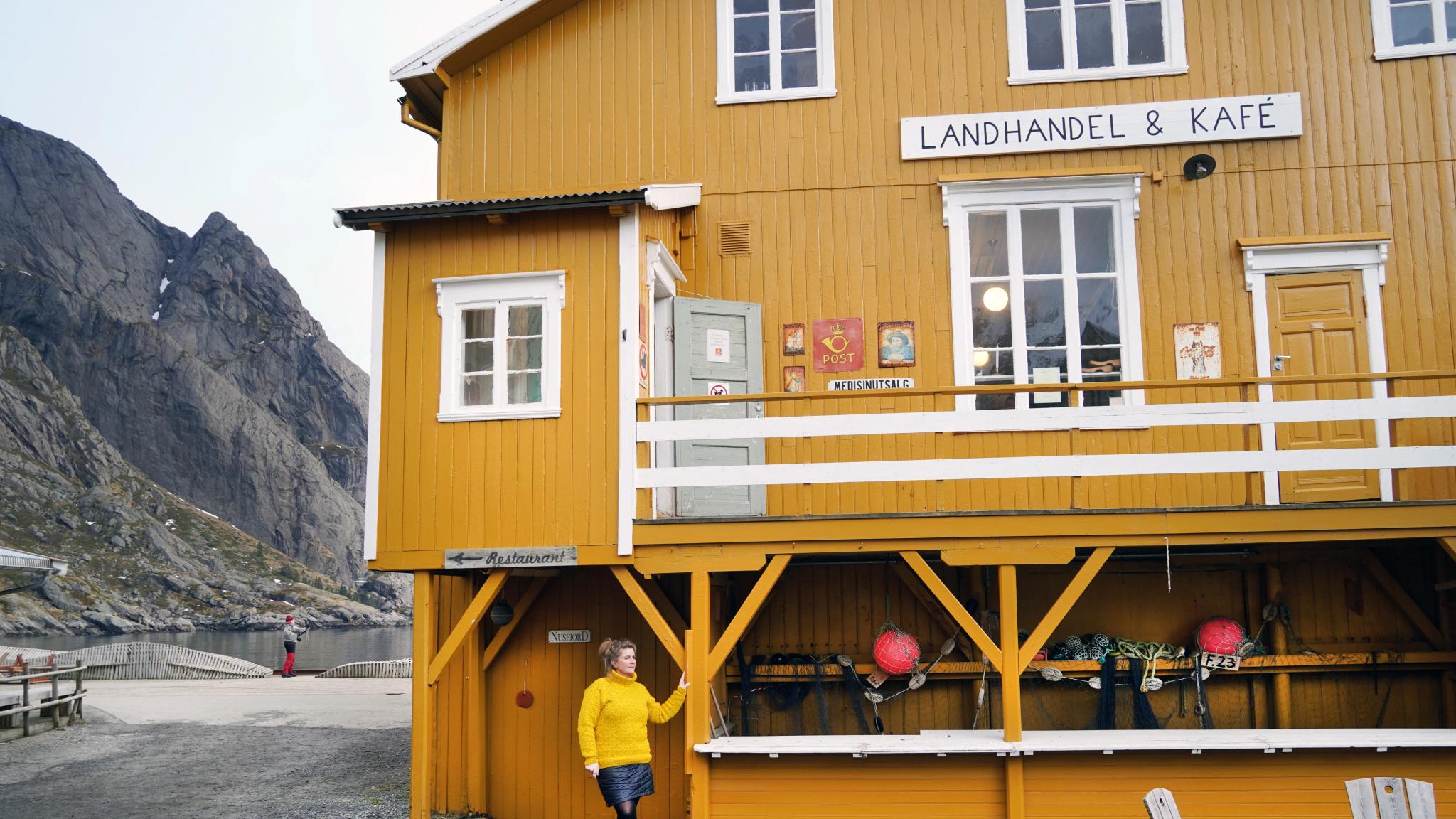 En dame utenfor Nusfjord landhandel