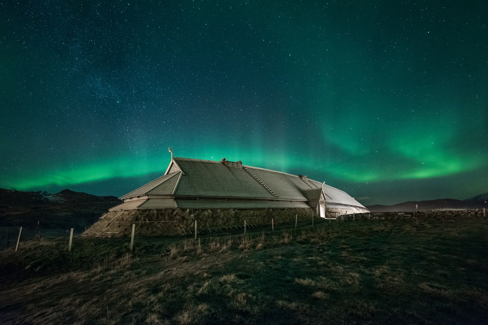 Viking langhus under nordlys