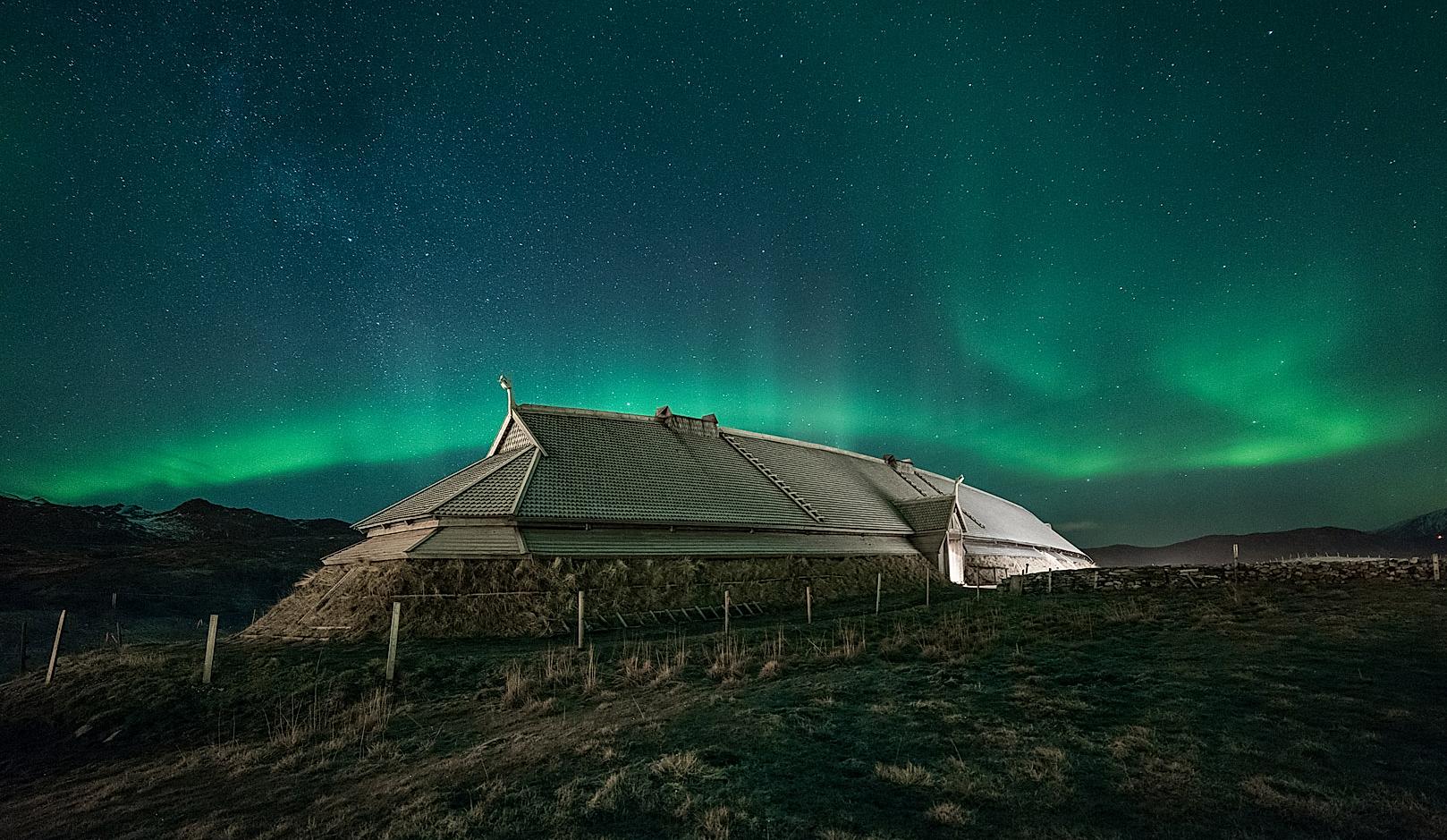Viking langhus under nordlys