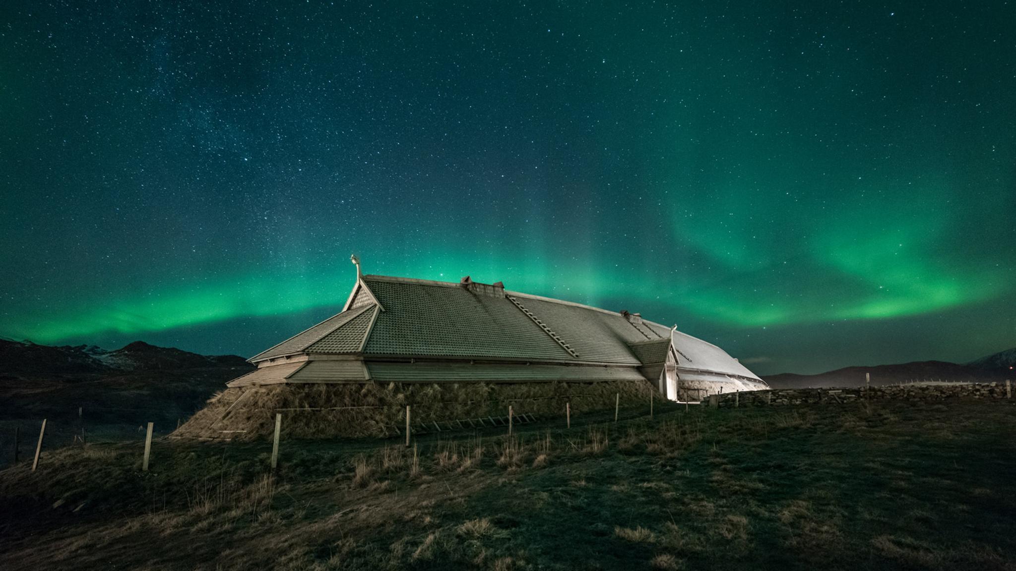 Viking langhus under nordlys