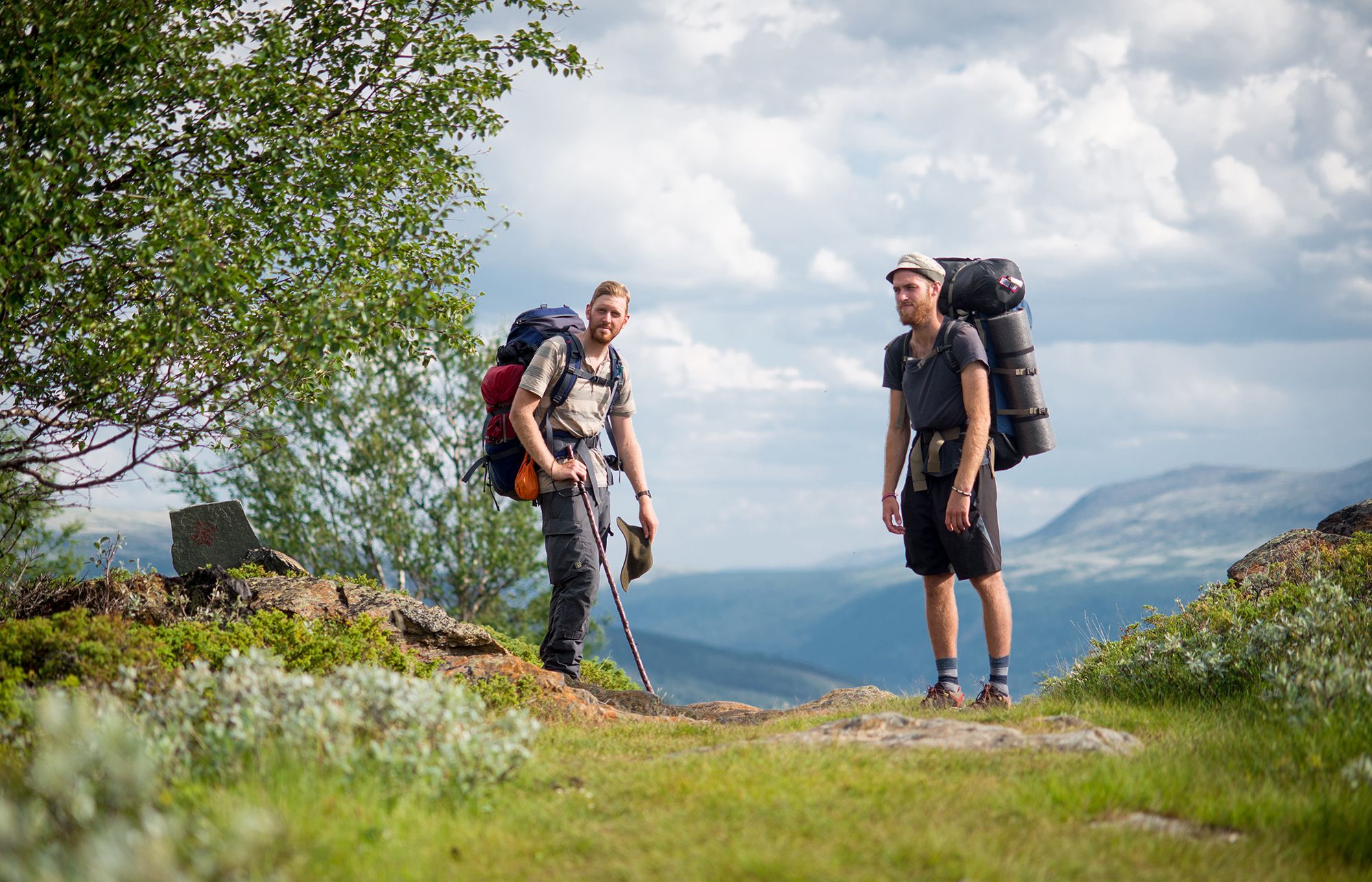 To menn med ryggsekker på en pilgrimstur over Dovrefjell