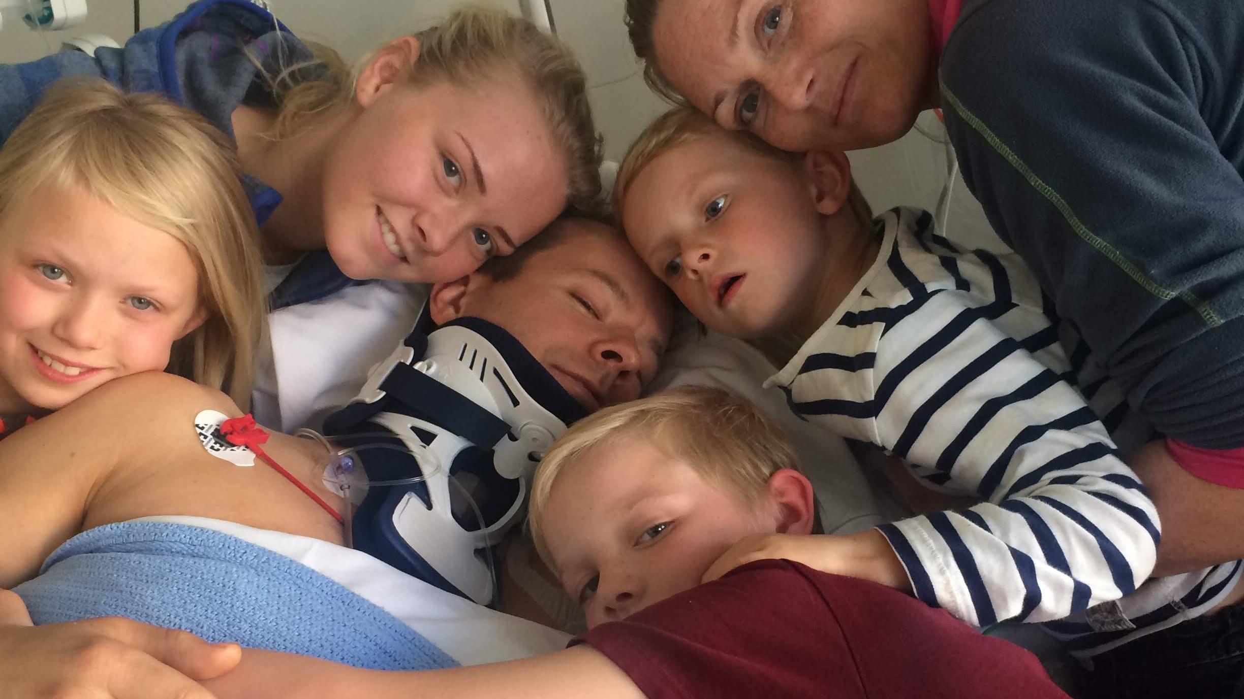Sigurd Groven with his family at the hospital after the bike accident in 2015