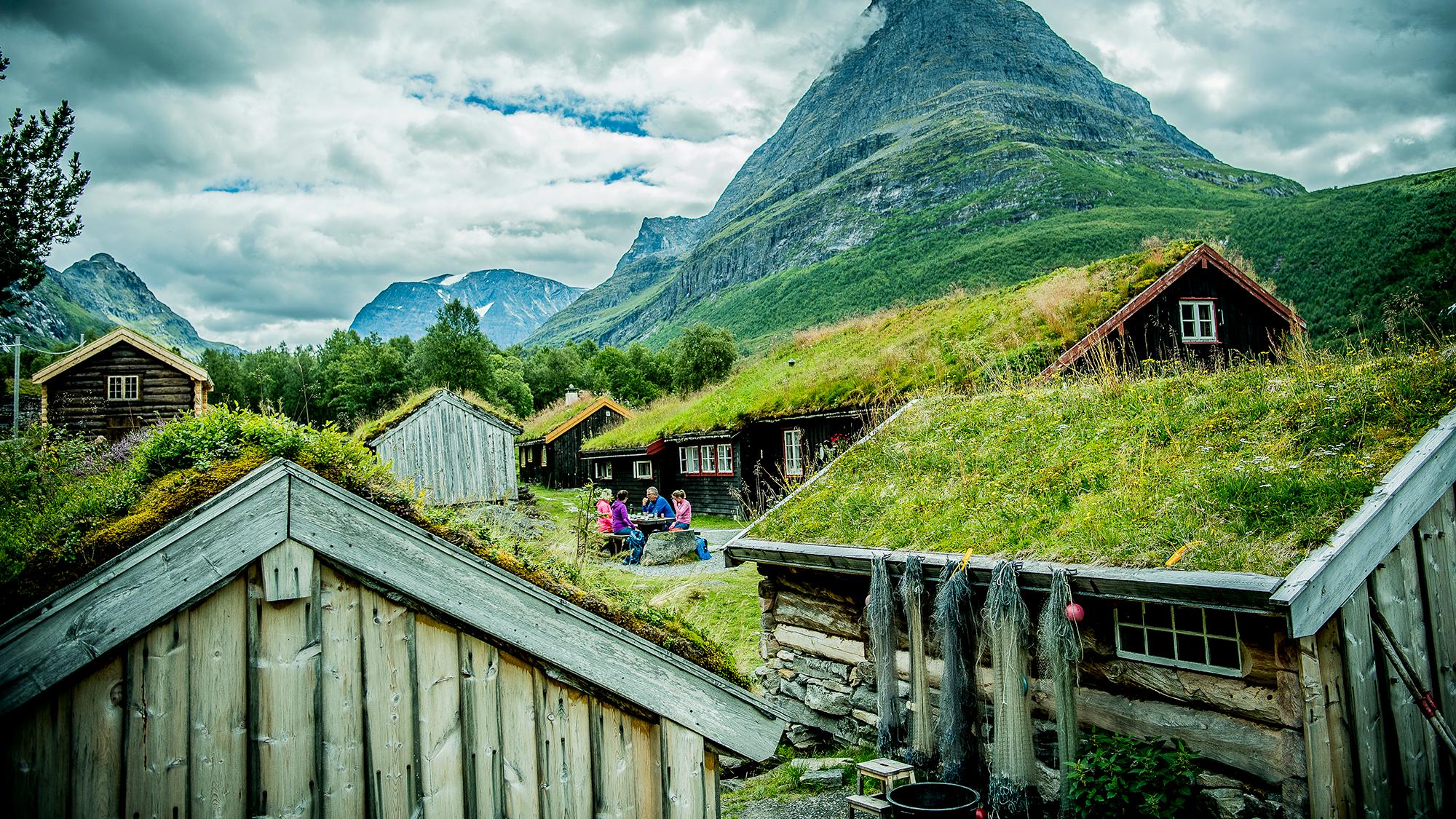 Renndølsetra i Innerdalen med spisse fjelltopper i bakgrunnen