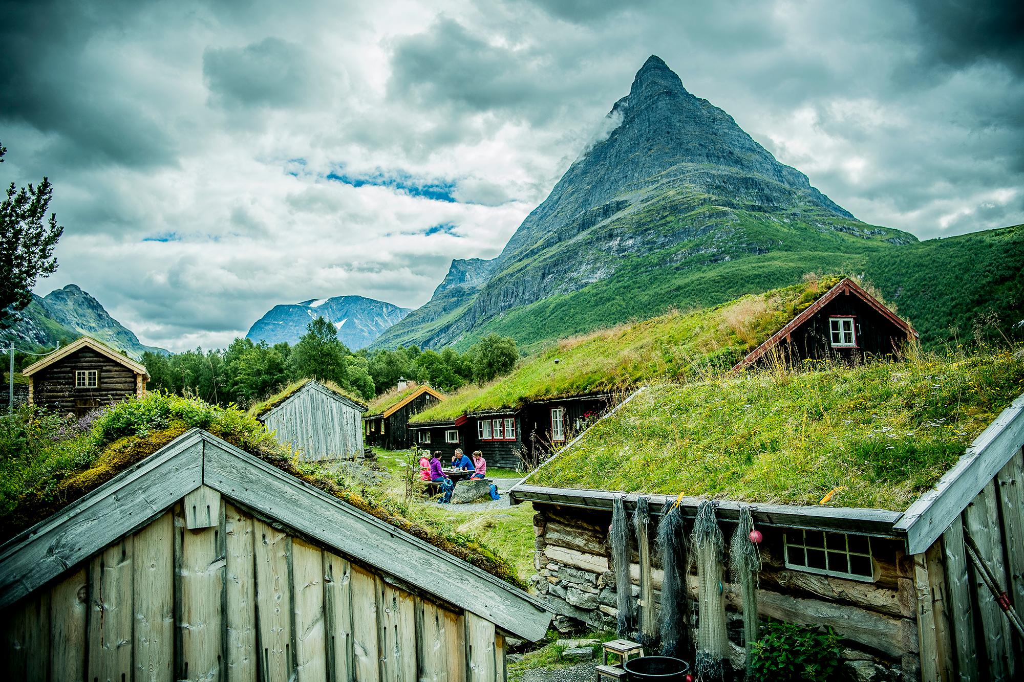 Strohgedeckte Häuser in Renndølsetra im Innerdalen im Nordwesten, Fjord Norwegen