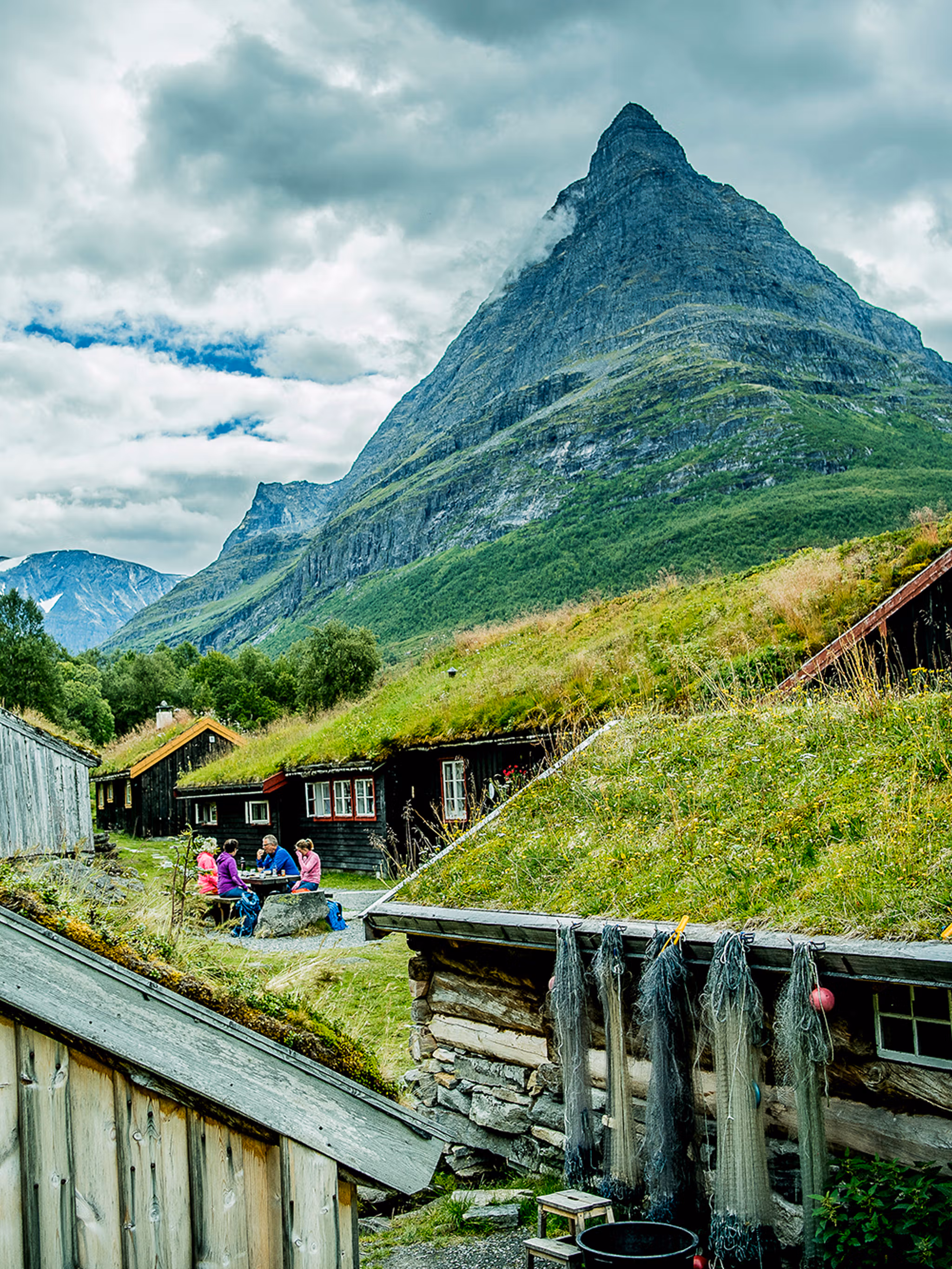 Renndølsetra i Innerdalen med spisse fjelltopper i bakgrunnen