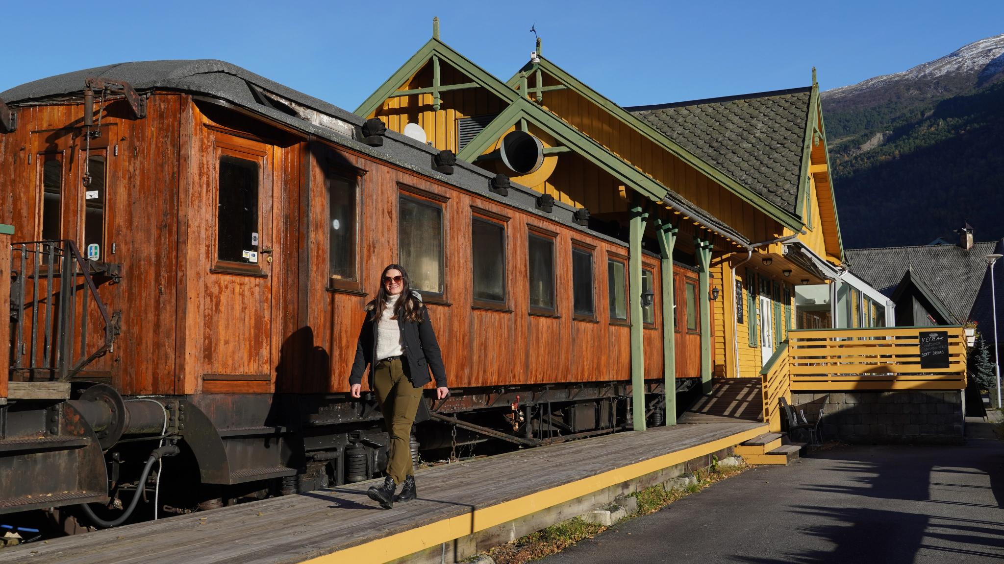 Kvinne fremfor et museumstog