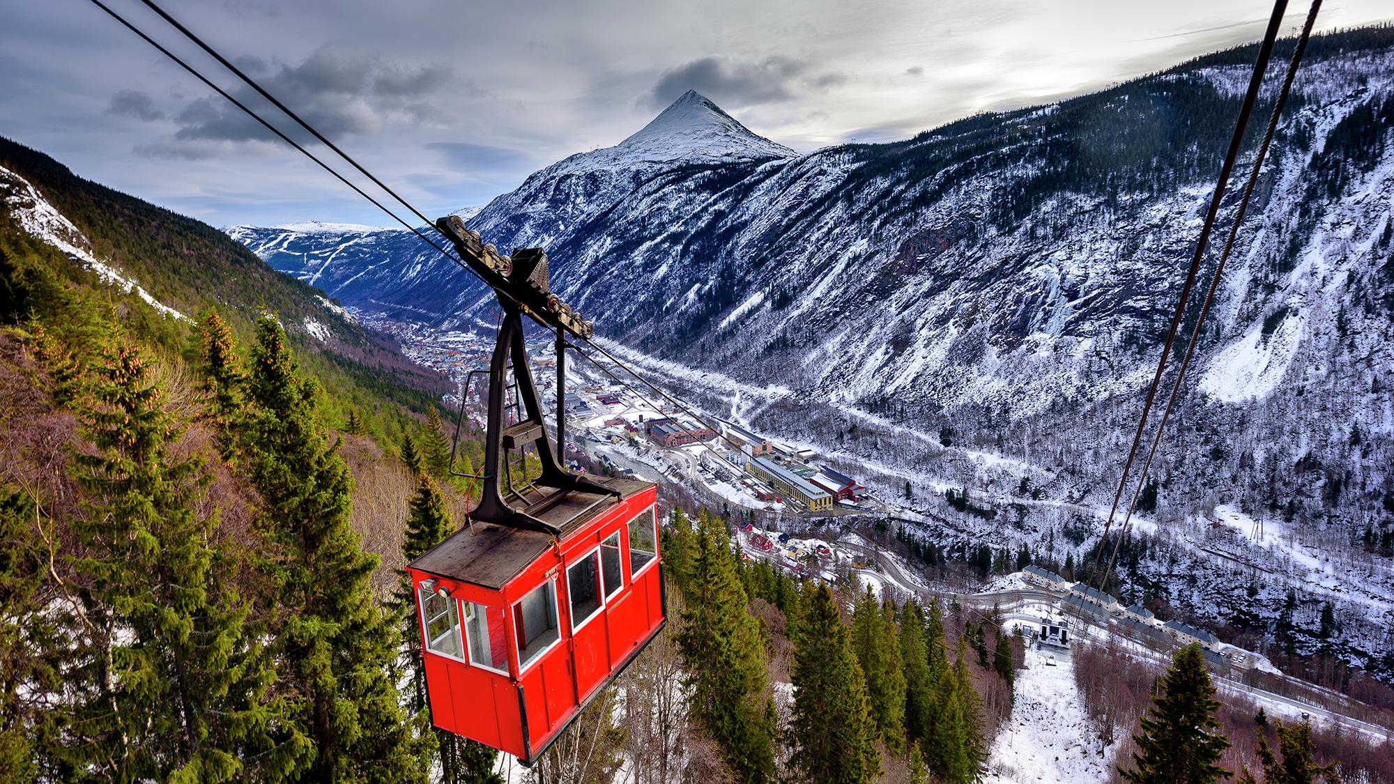 Die Seilbahn Krossobanen auf ihrem Weg von Rujkan zum Gipfel des Gaustatoppen. Telemark, Norwegen