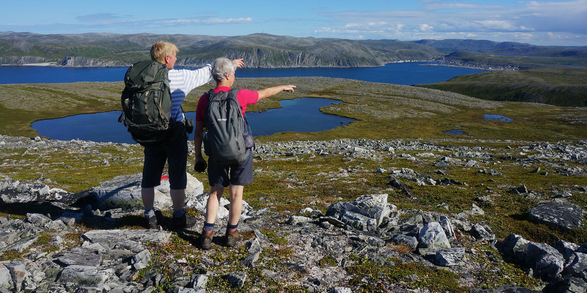 To personer på fjelltur i Nordkyn
