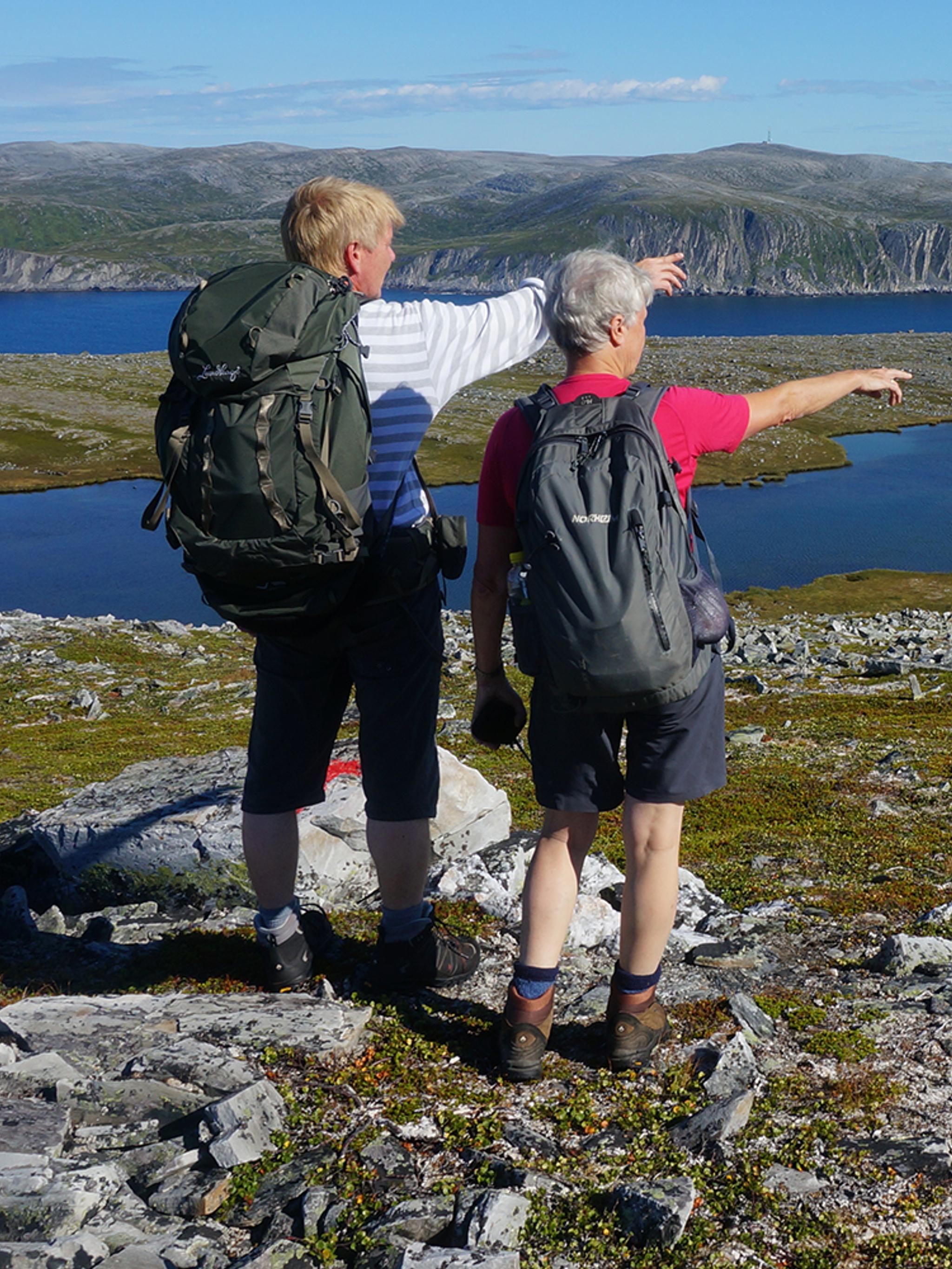To personer på fjelltur i Nordkyn