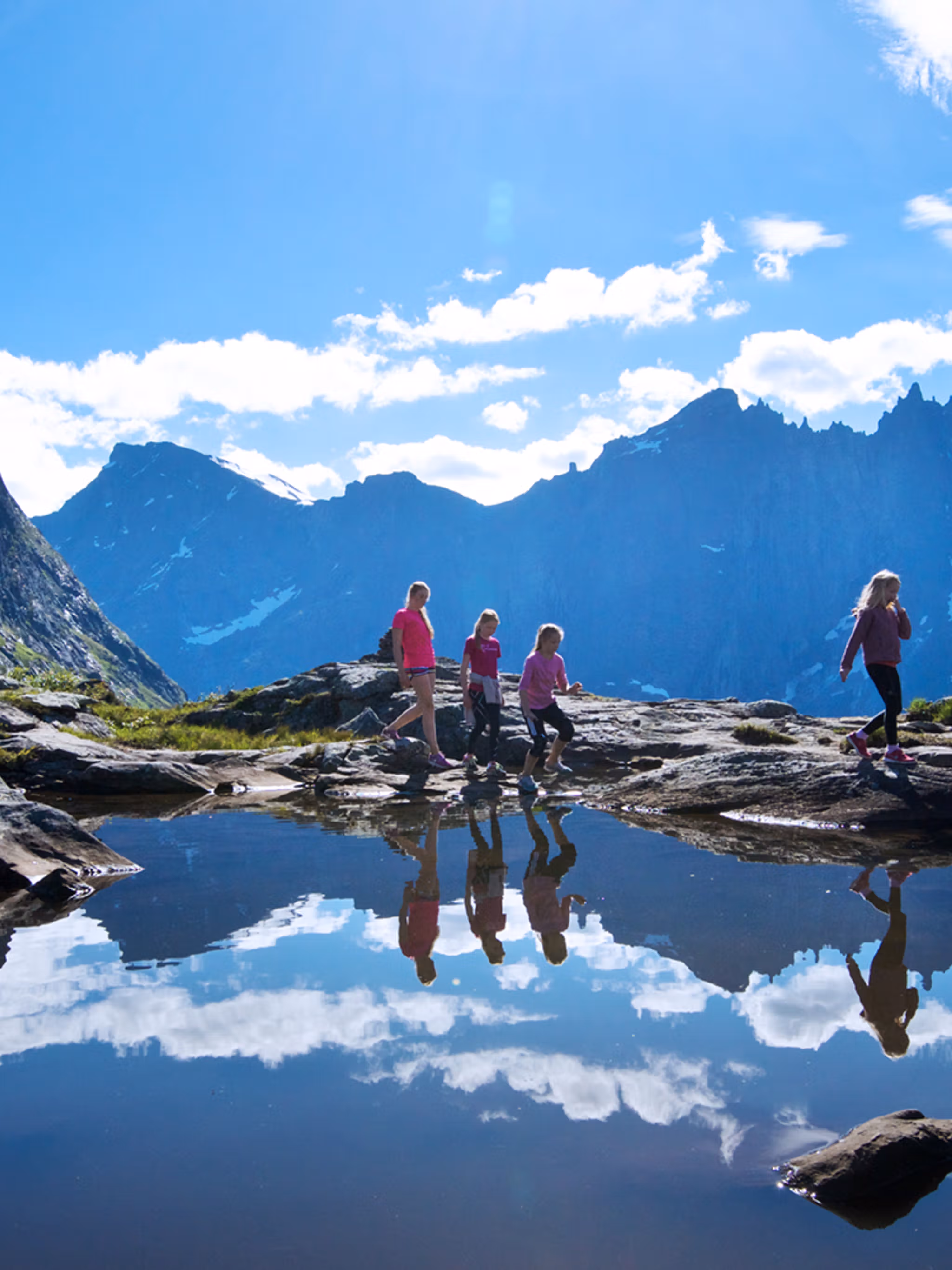 A group of people hiking in sunny weather in Romsdal