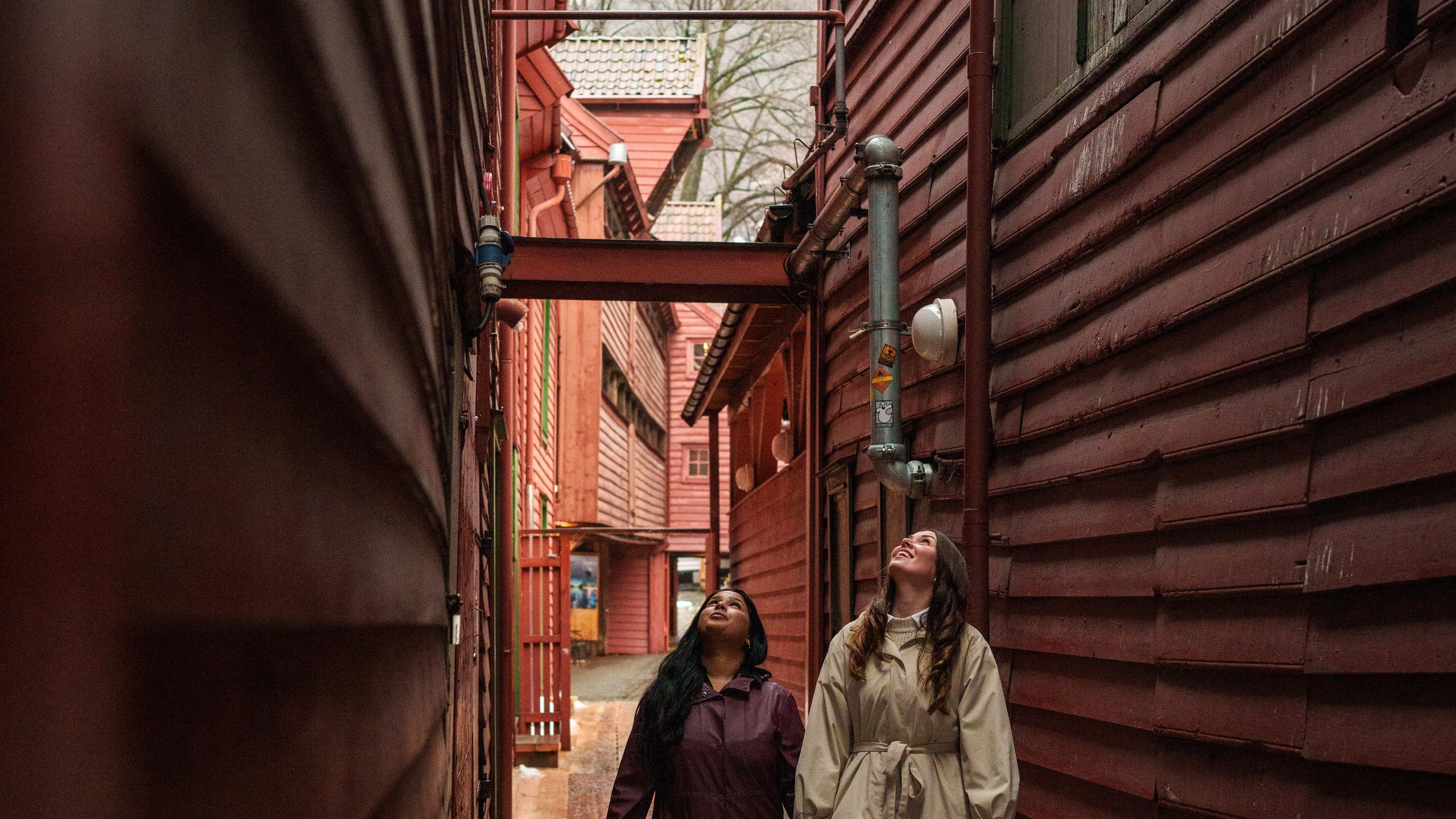 To jenter på innsiden av Bryggen i Bergen