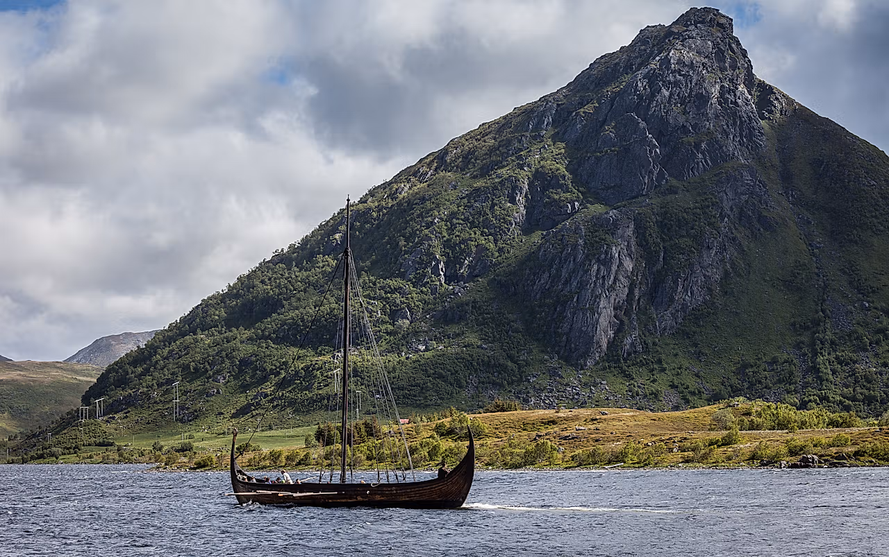 Vikingskip nær Lofoten, Nord-Norge
