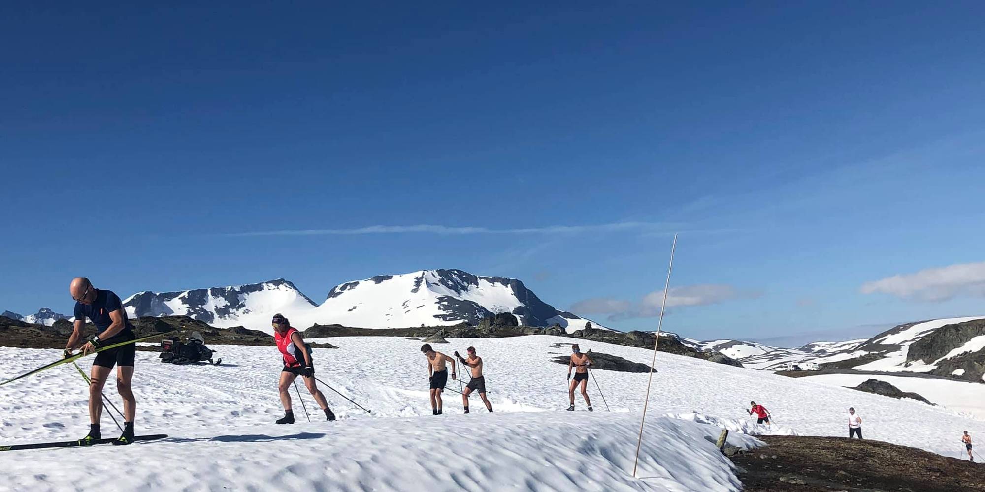 Folk står på ski på Sognefjellet