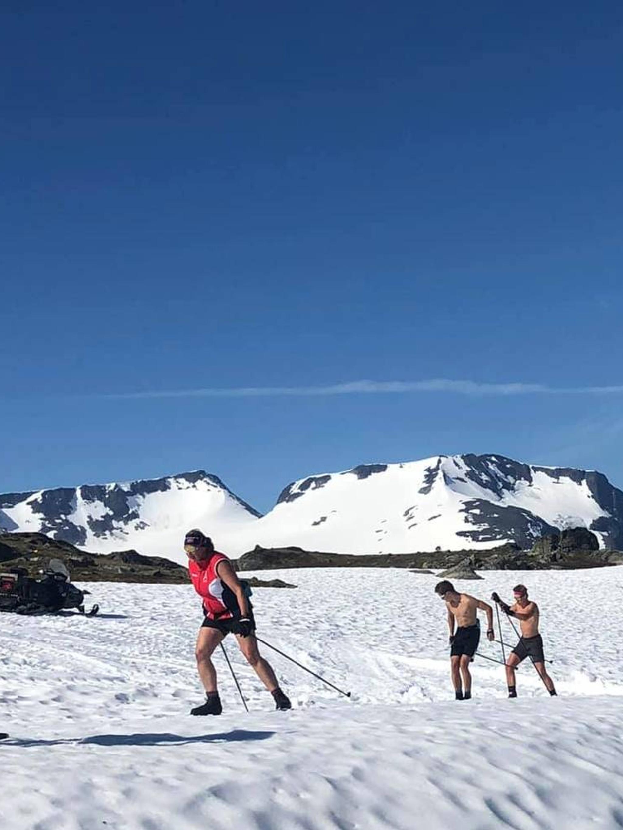 Folk står på ski på Sognefjellet