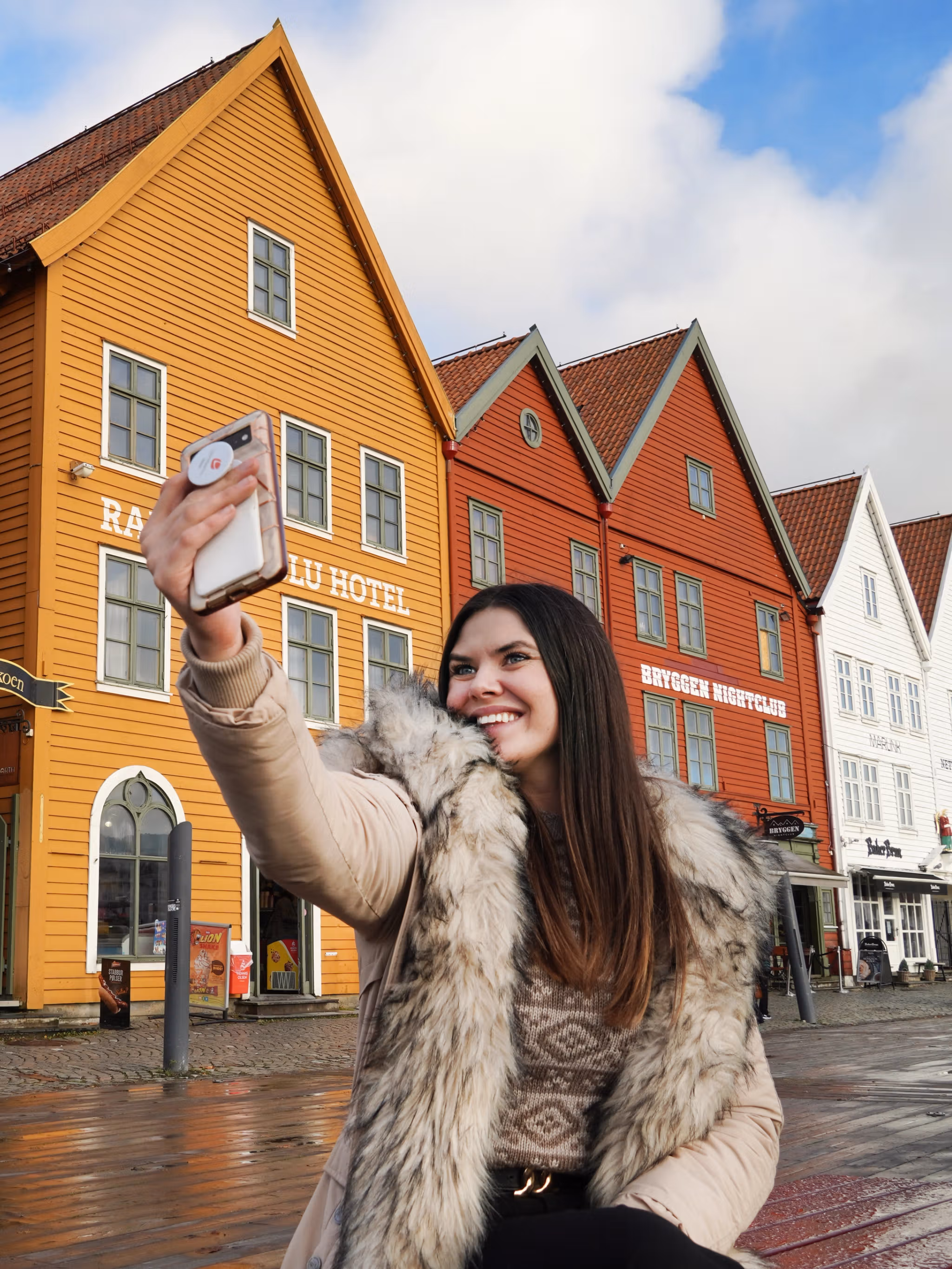 Jente som tar en selfie på Bryggen i Bergen