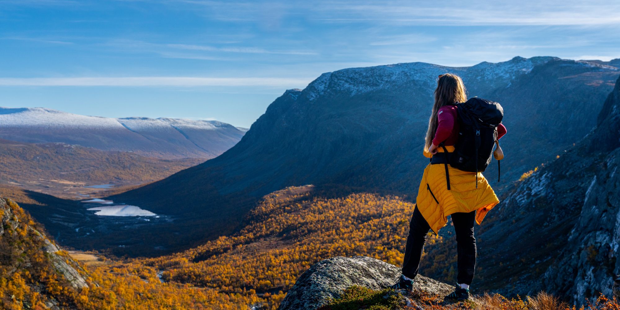 En person nyter utsikten over Hydalen