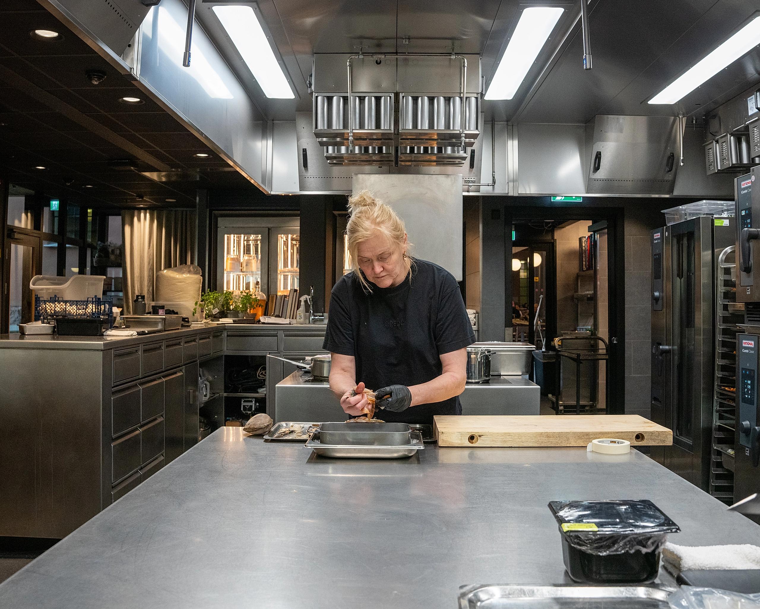 Heidi Bjerkan på kjøkkenet på Credo restaurant i Oslo.