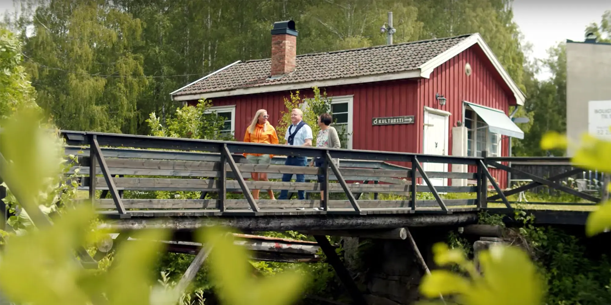 Tre venner går over en bro i Eidsfoss, Vestfold