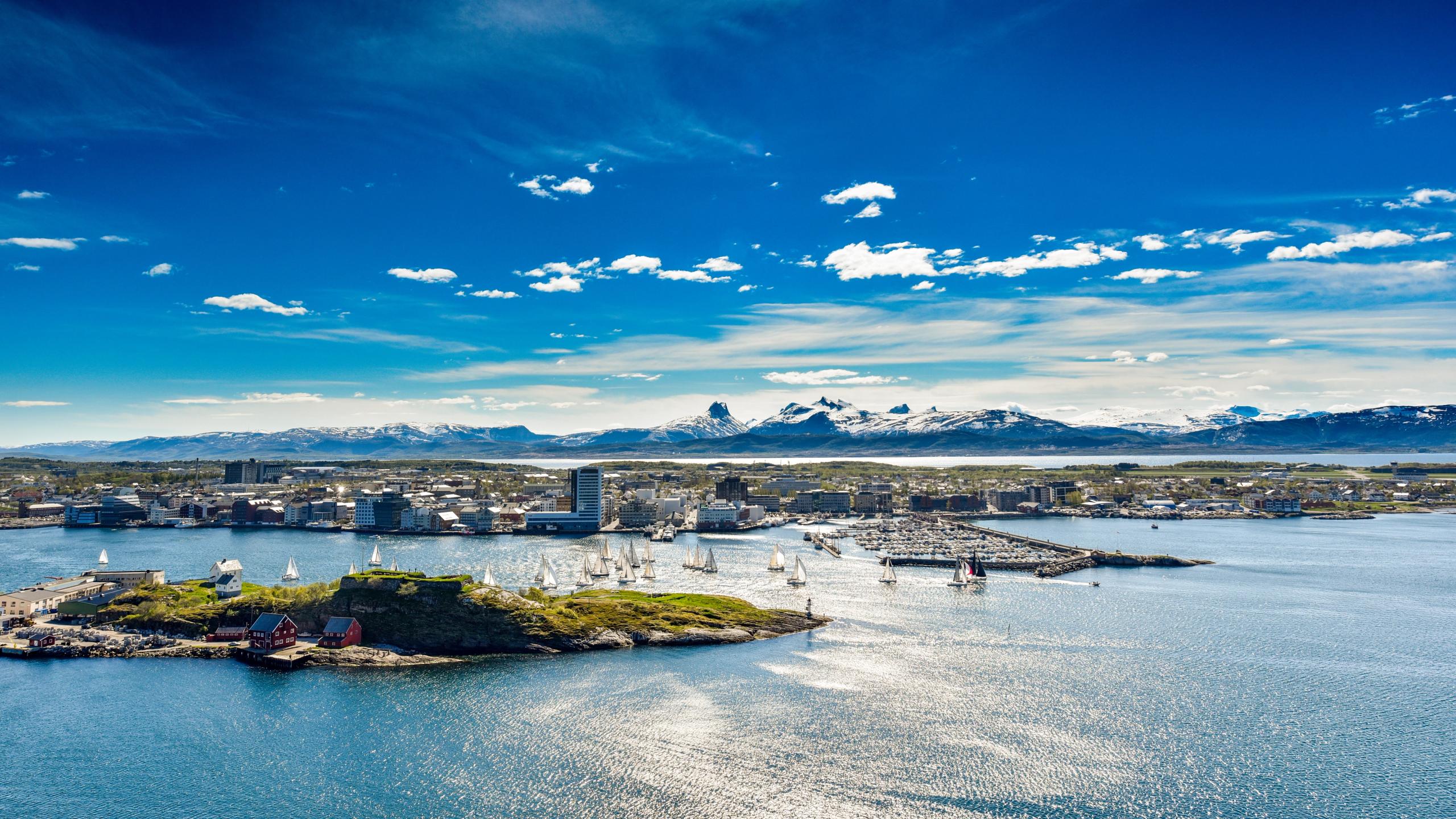 Luftfoto av Bodø på en solskinnsdag