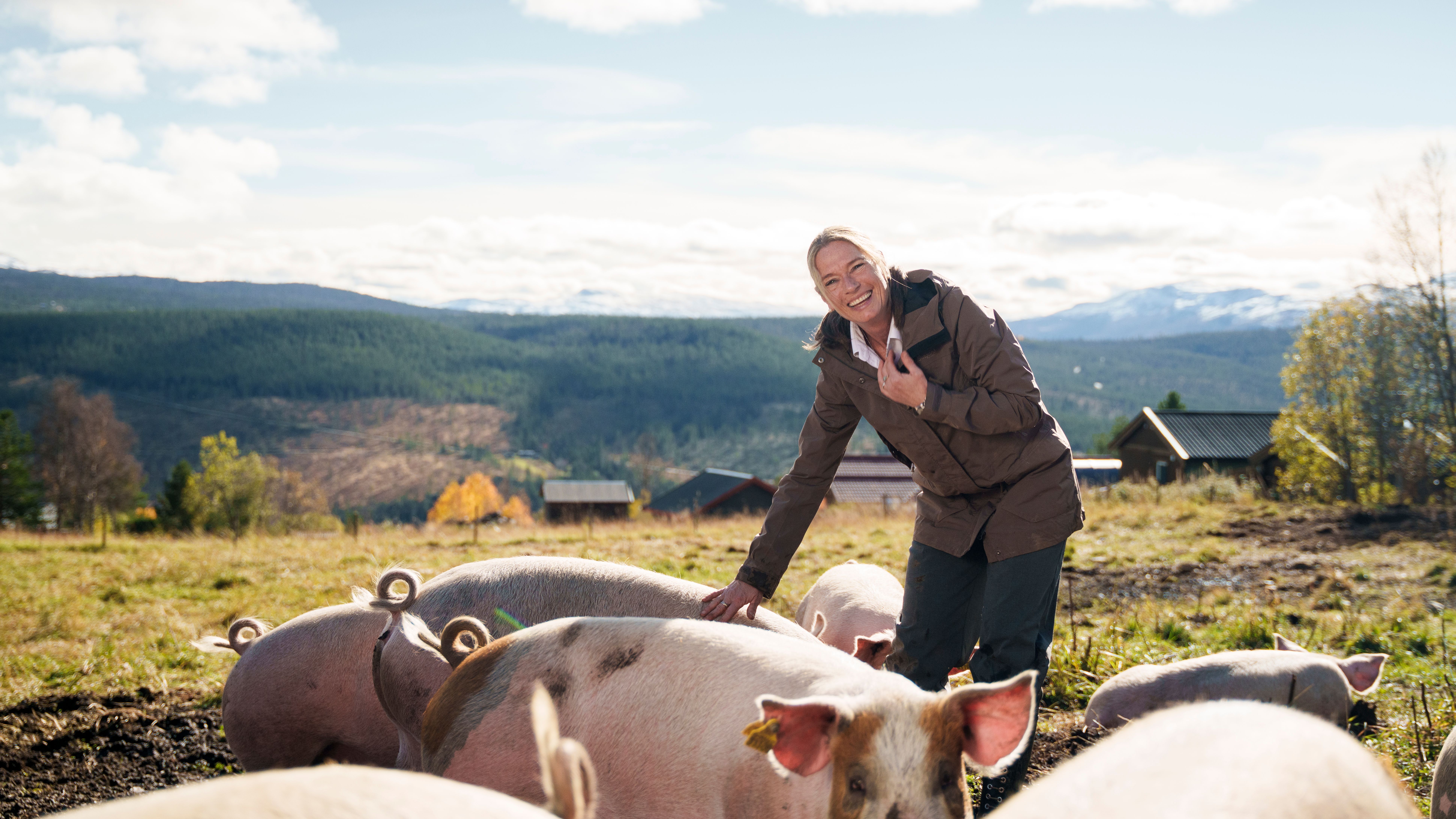 Eieren av Skåbo fjellhotell sammen med utegriser.
