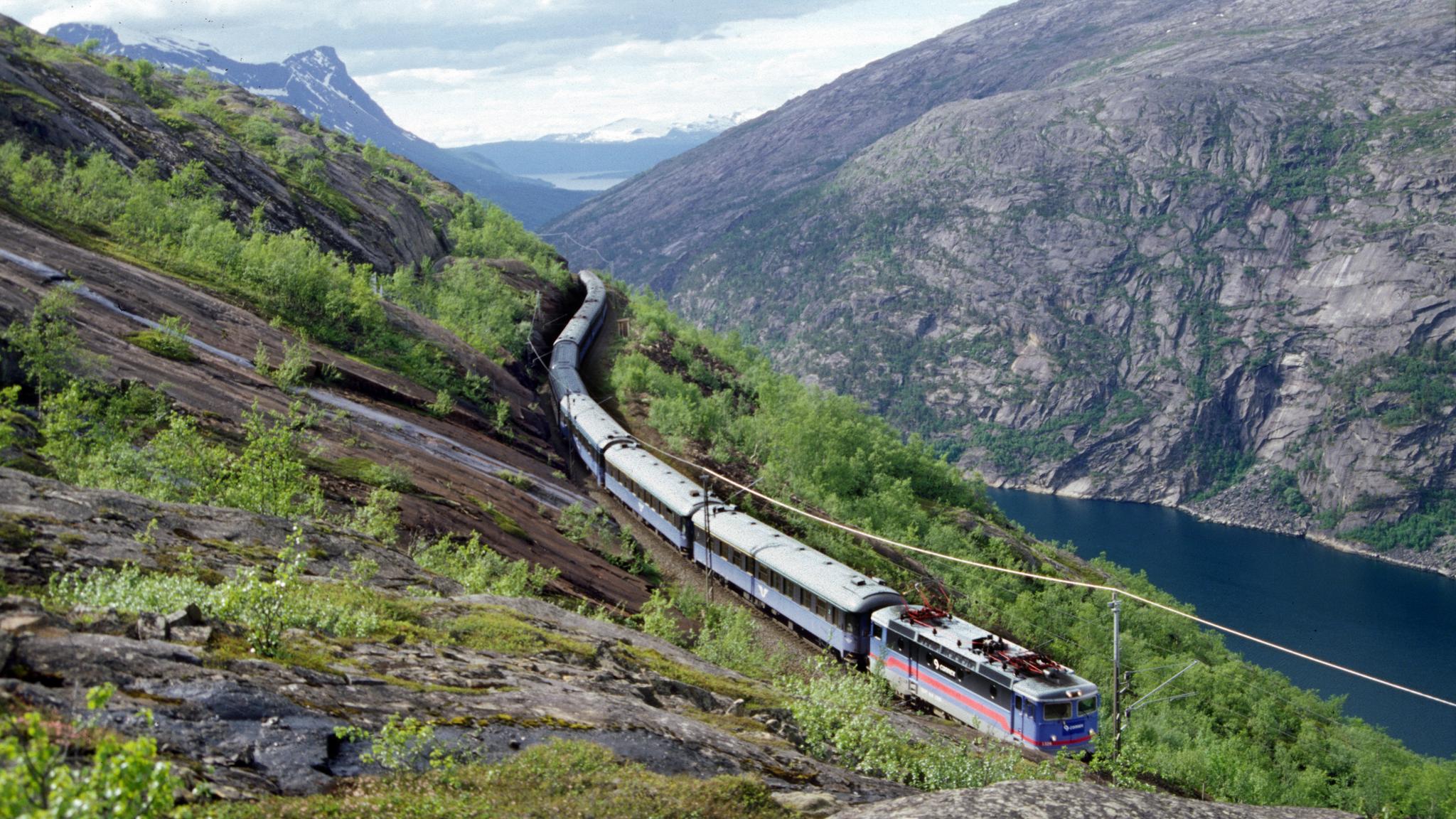 Tog kjører langs Ofotbanen i Nord-Norge