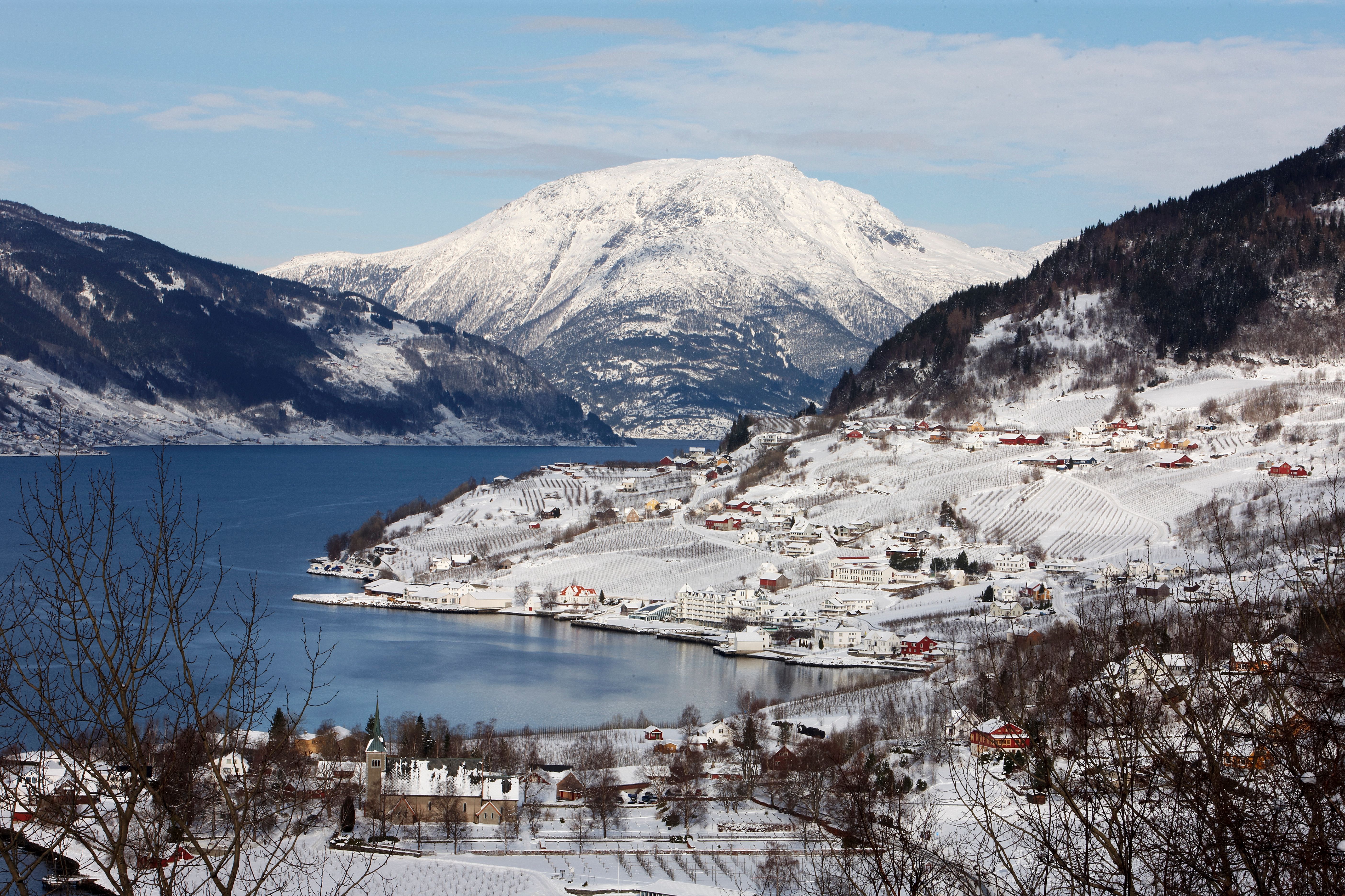 Vinter i Lofthus ved Hardangerfjorden på Vestlandet