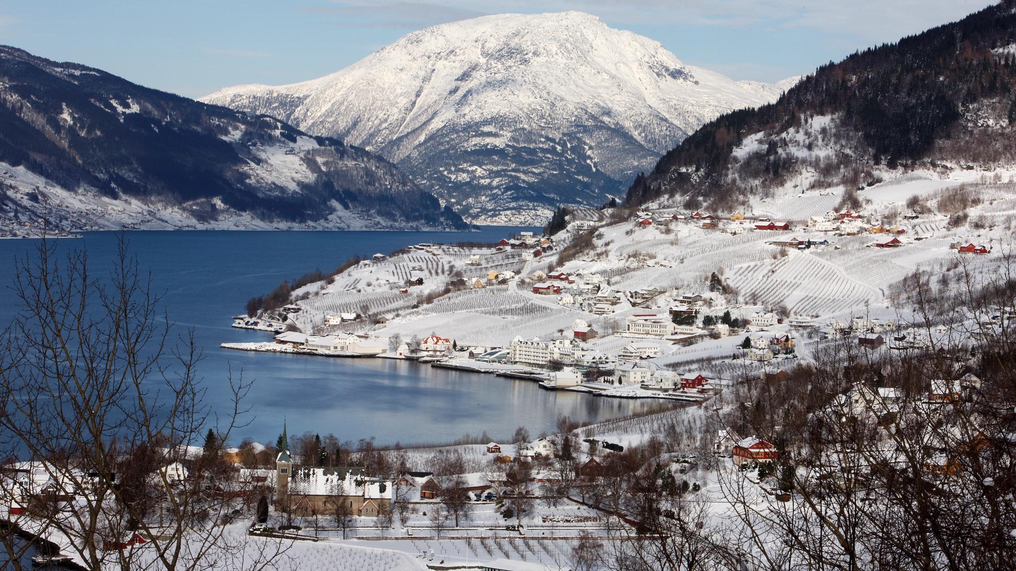 Vinter i Lofthus ved Hardangerfjorden på Vestlandet