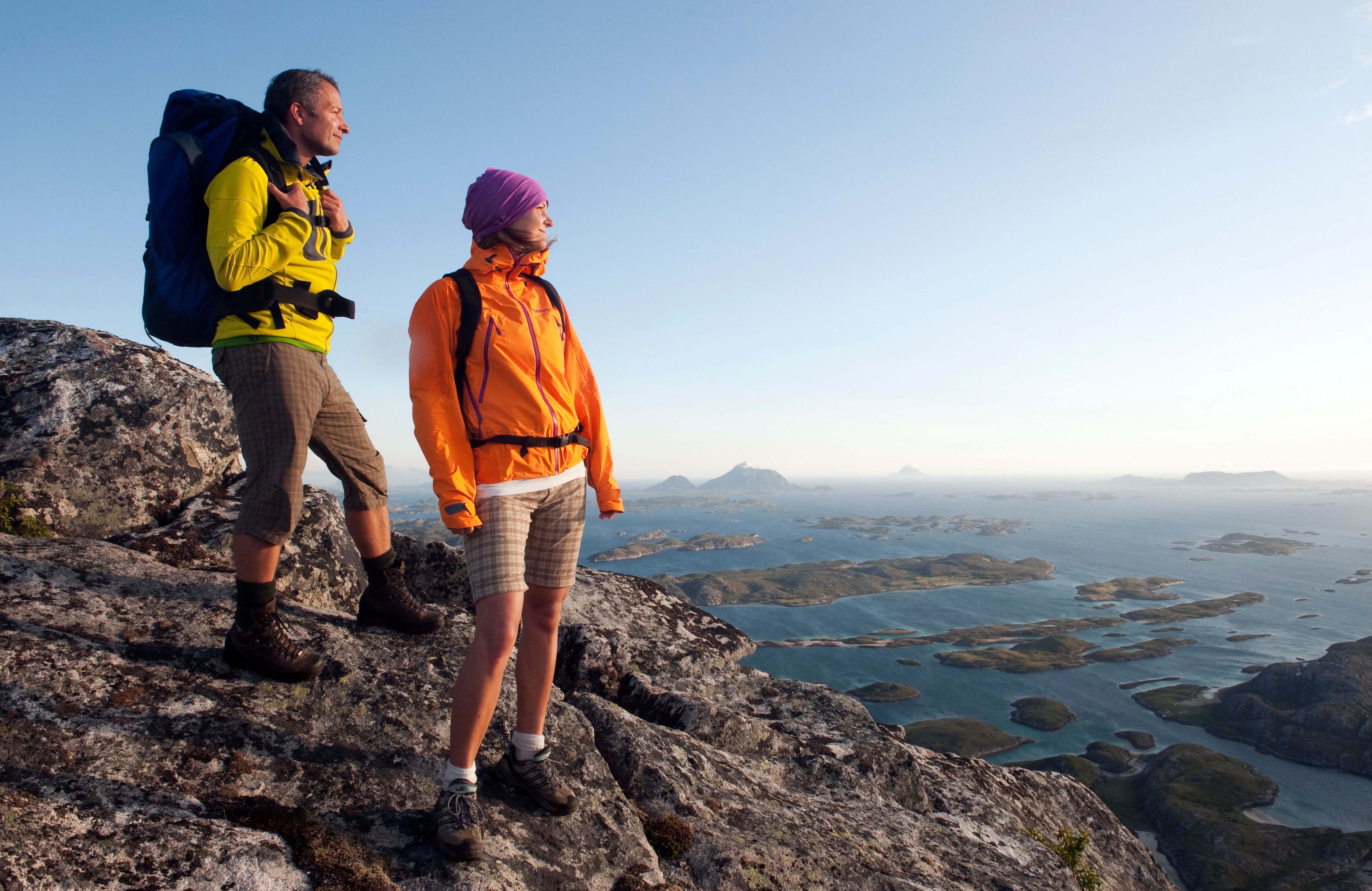 Dos personas hacen senderismo por las montañas del litoral de Helgeland, en el Norte de Noruega.