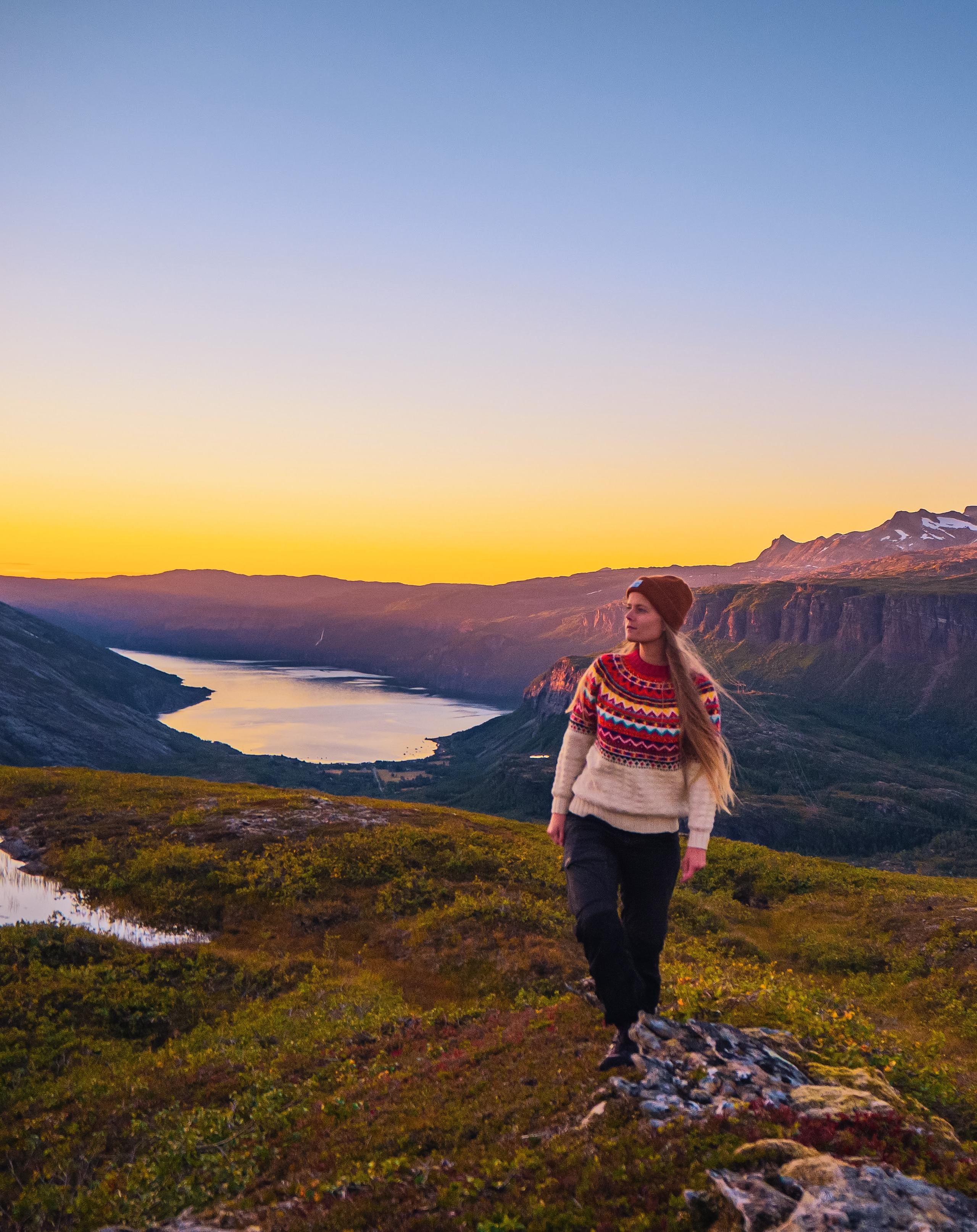 Jente på tur på Melfjellet i Helgeland