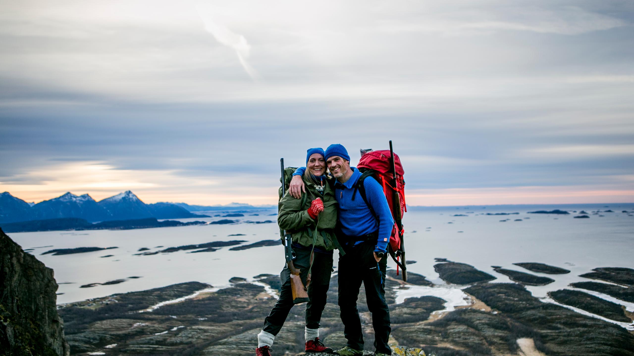 To person på Festvågtind i Lofoten