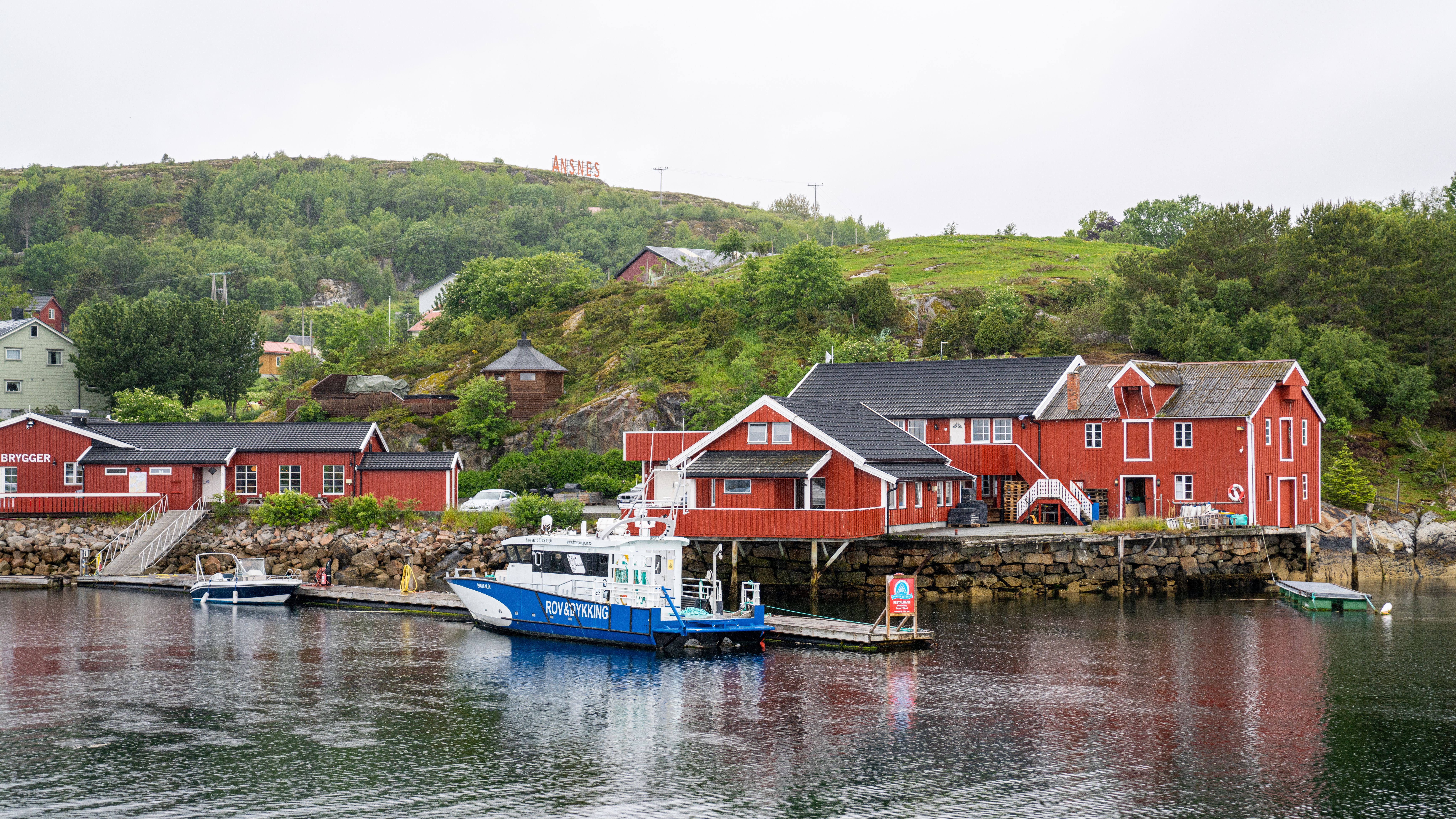 En fiskebåt foran en brygge på Hitra.