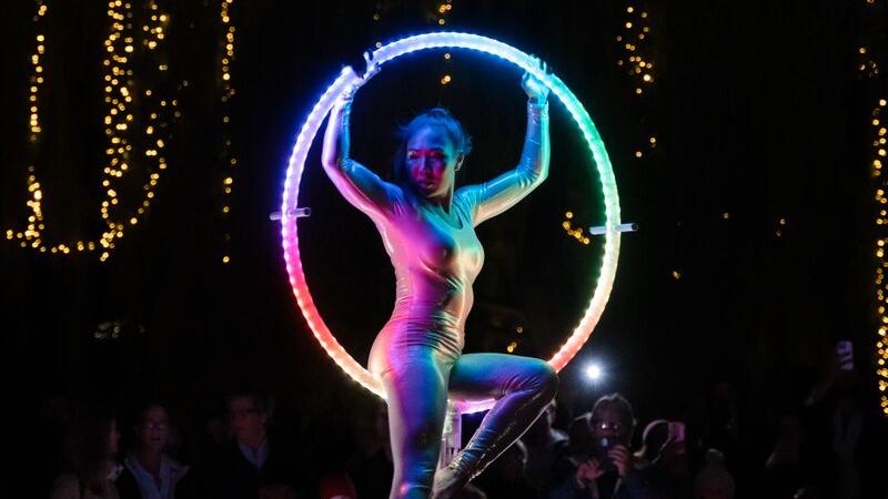 A women doing ring acrobatics at Elvelangs light festival in Oslo