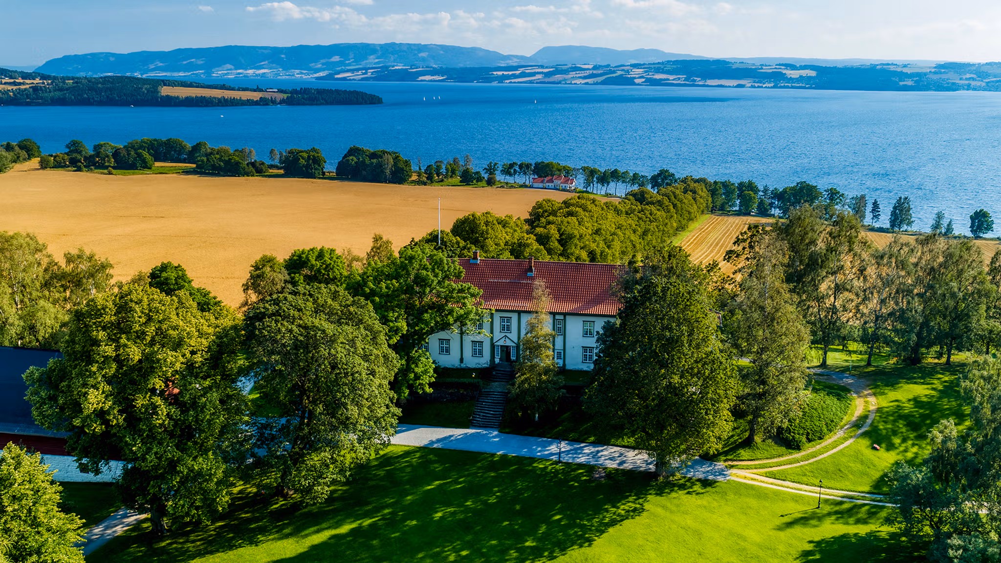 Hoel Gård på Nes-halvøya i Ringsaker, Østlandet