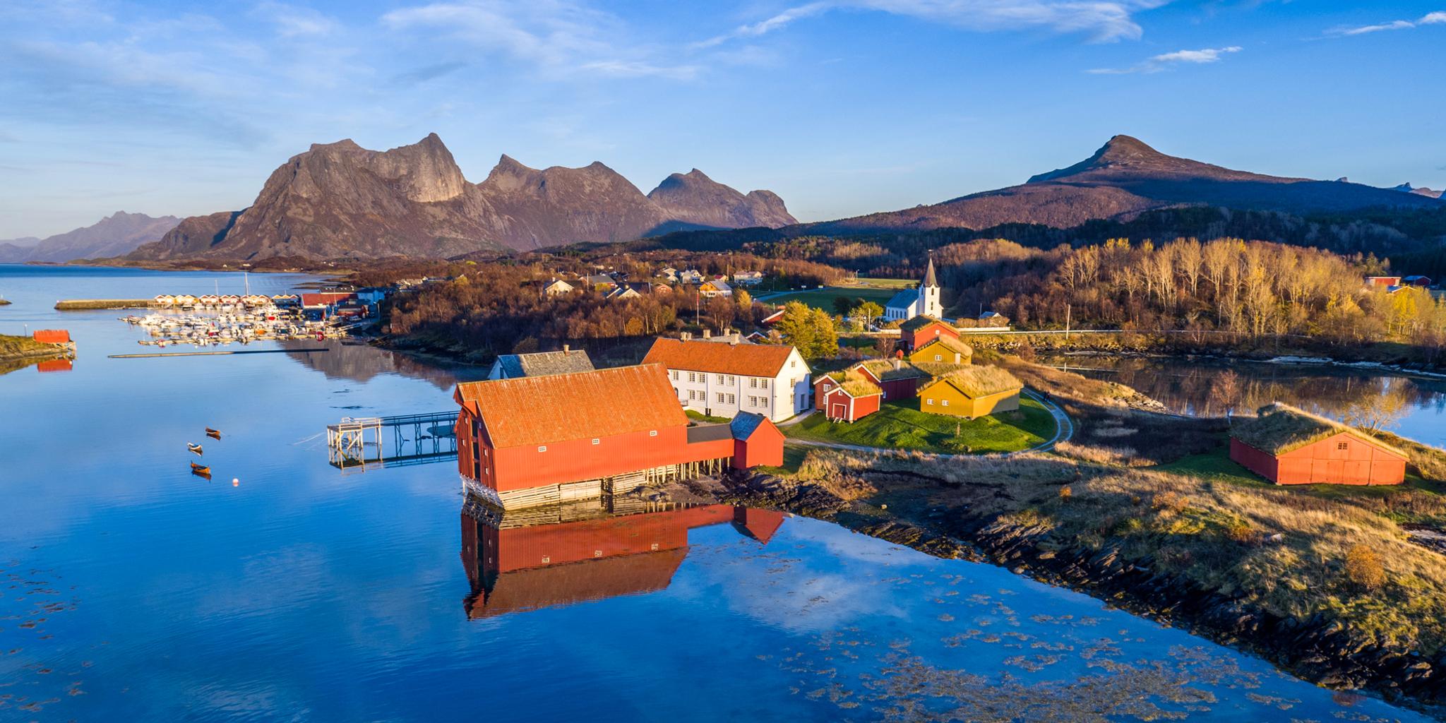 Imagen de un paisaje natural en Kjerringøy, Bodø (Norte de Noruega), durante el verano.