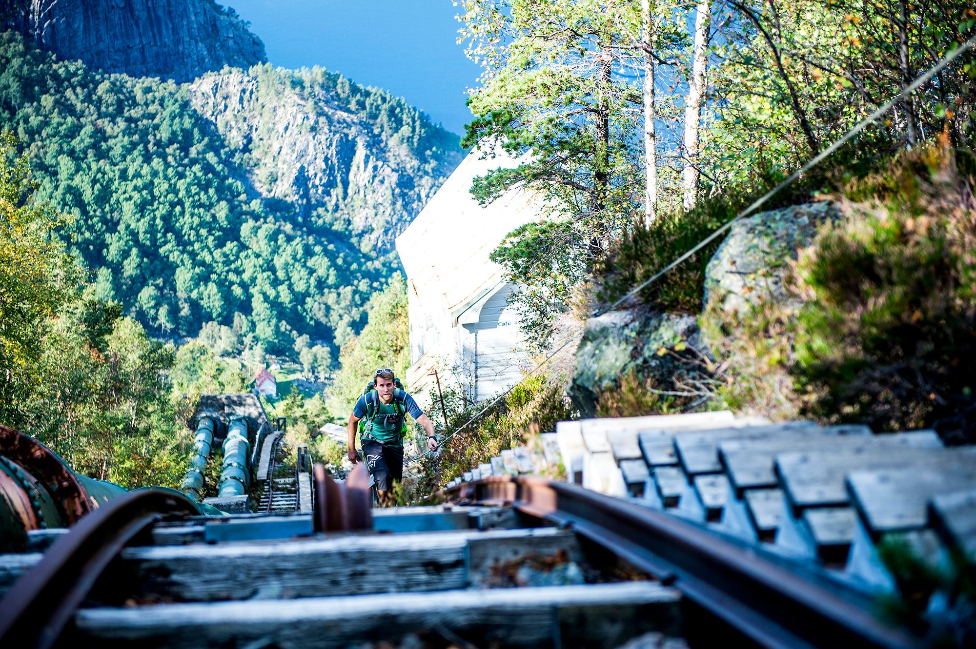 Person som går upp för Flørlitrapporna vid Lysefjorden i Ryfylke, Vestlandet