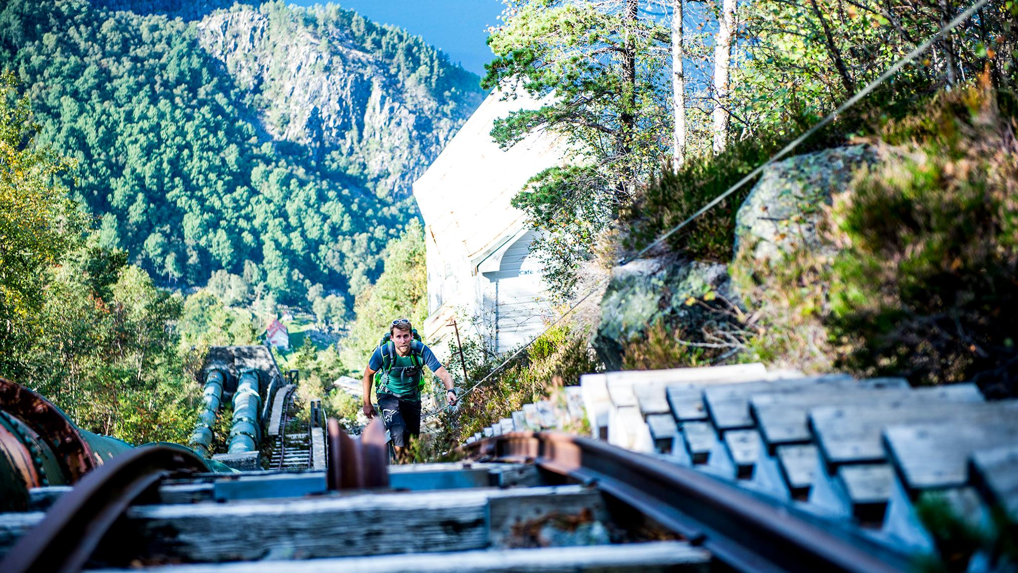 Person som går upp för Flørlitrapporna vid Lysefjorden i Ryfylke, Vestlandet