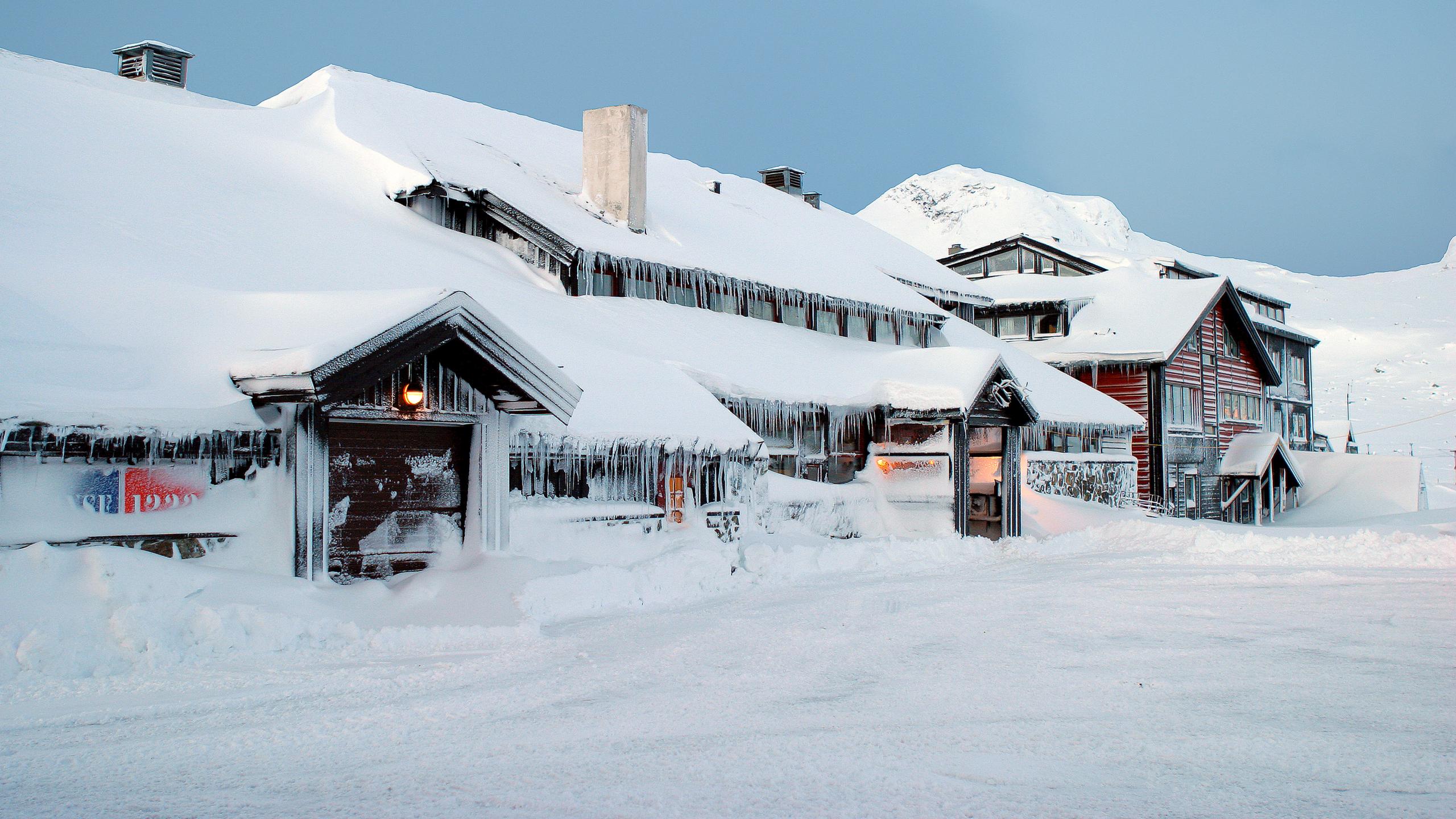 Eksteriør av det snødekkede hotellet Finse 1222