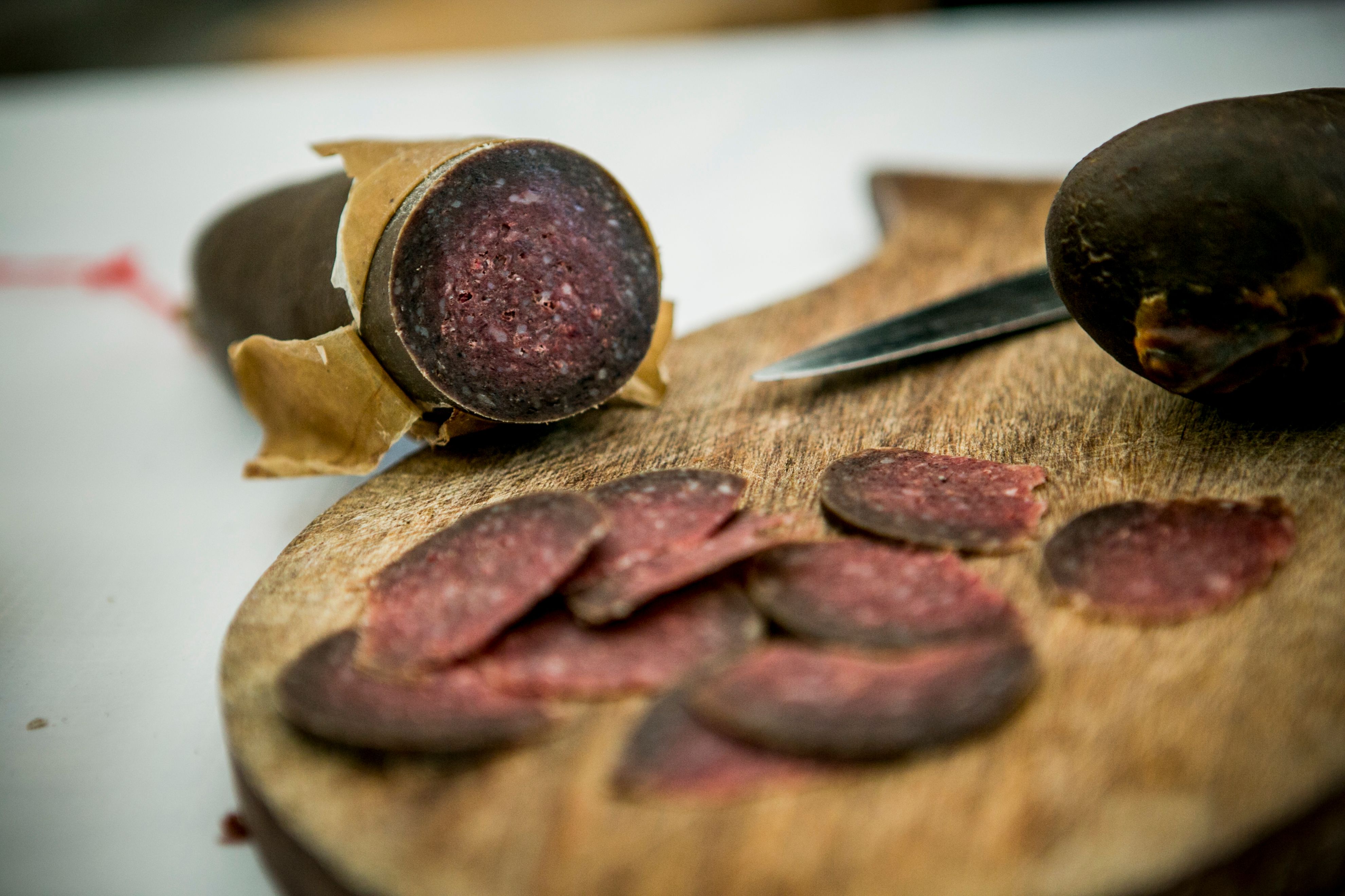 Lokal pølse fra Valdres på en fjøl.
