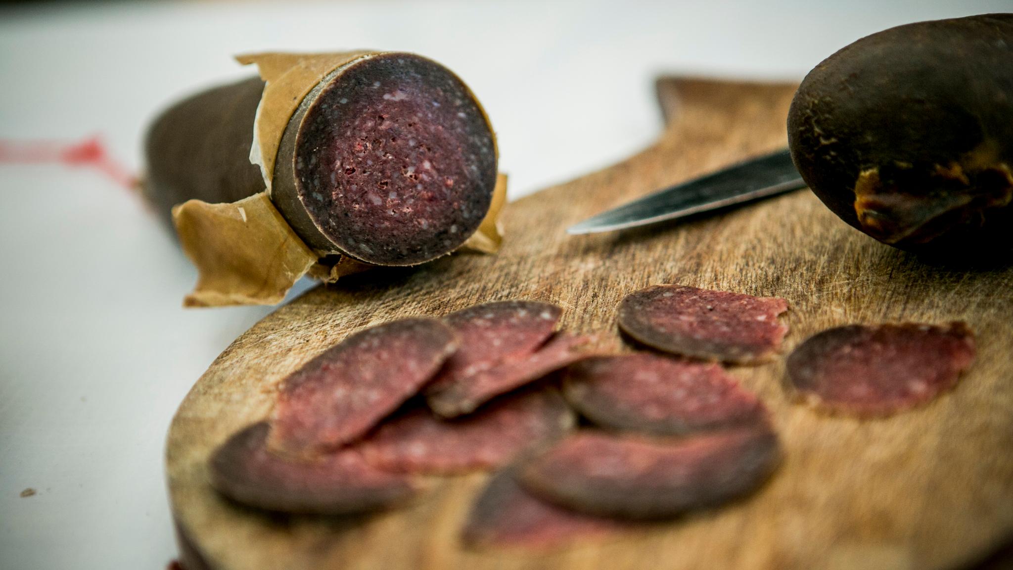 Lokal pølse fra Valdres på en fjøl.
