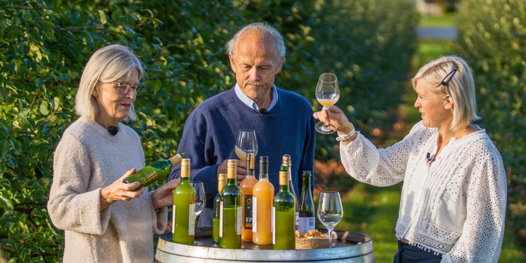 Tre personer smaker på eplemost laget av Aromaepler fra Fruktbygda