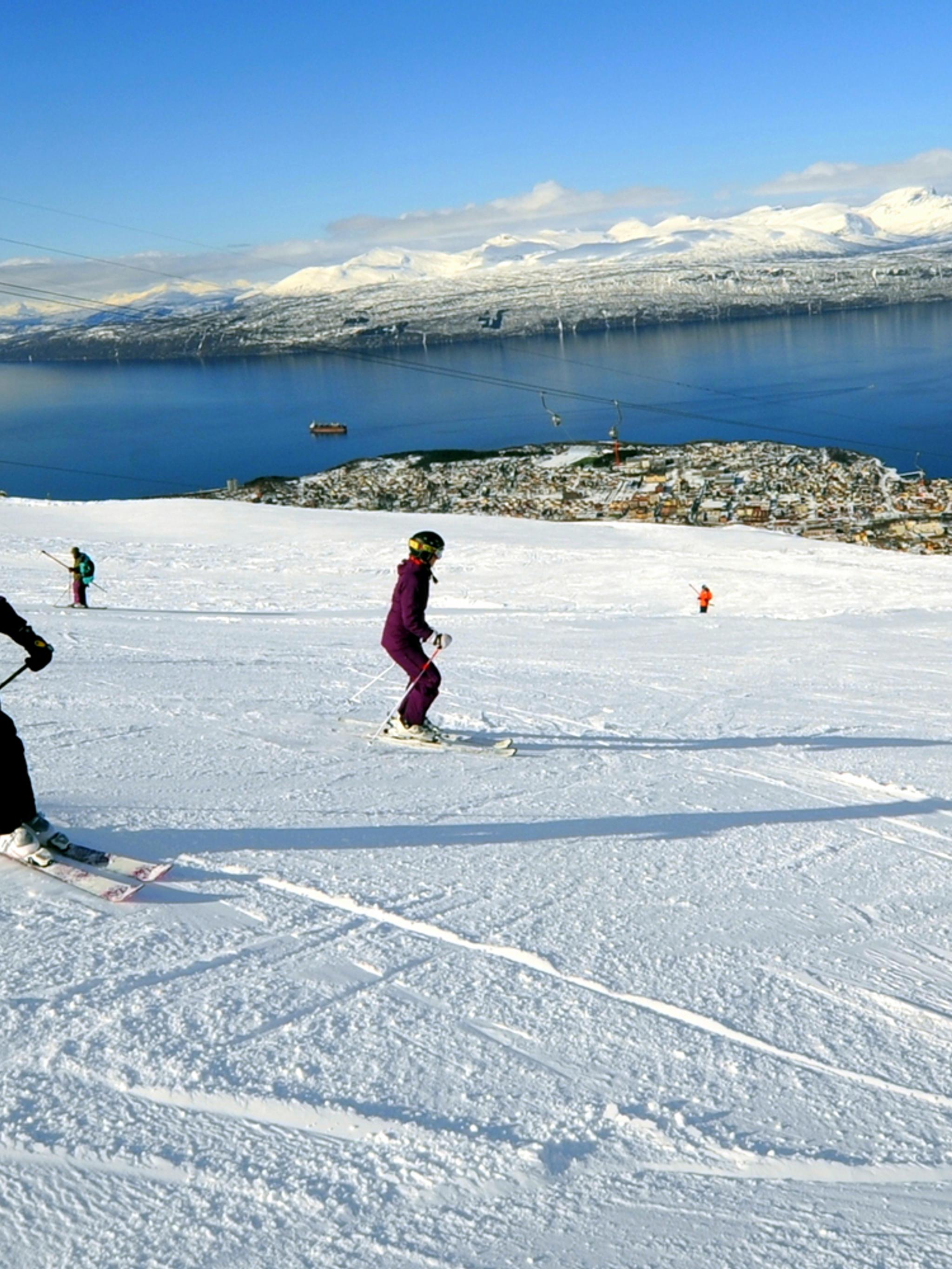 Mennesker står på ski i bakkene ved Narvikfjellet Skisenter i Narvik, Nord-Norge