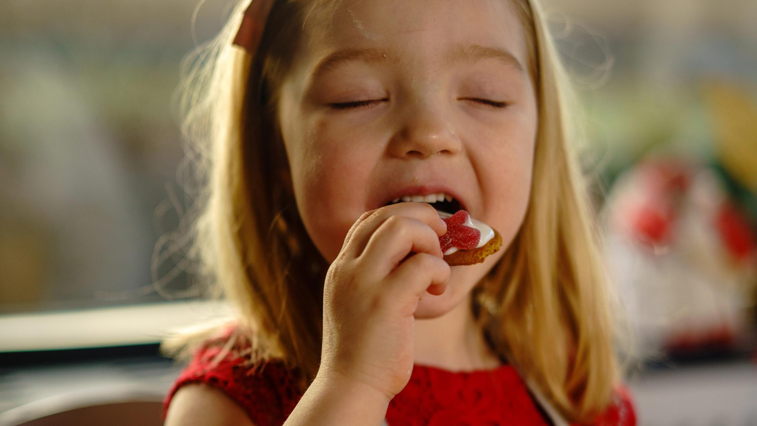 Andrea (5) smaker på en pepperkake.