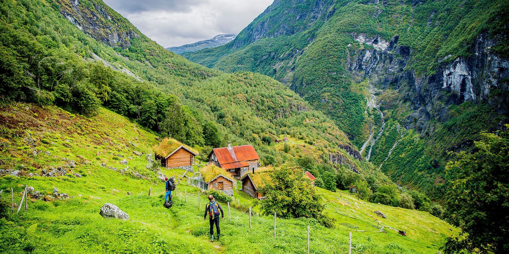 Due escursionisti  arrivano alla fattoria di montagna Avdalen Gard nella valle di Utladalen, Norvegia dei fiordi