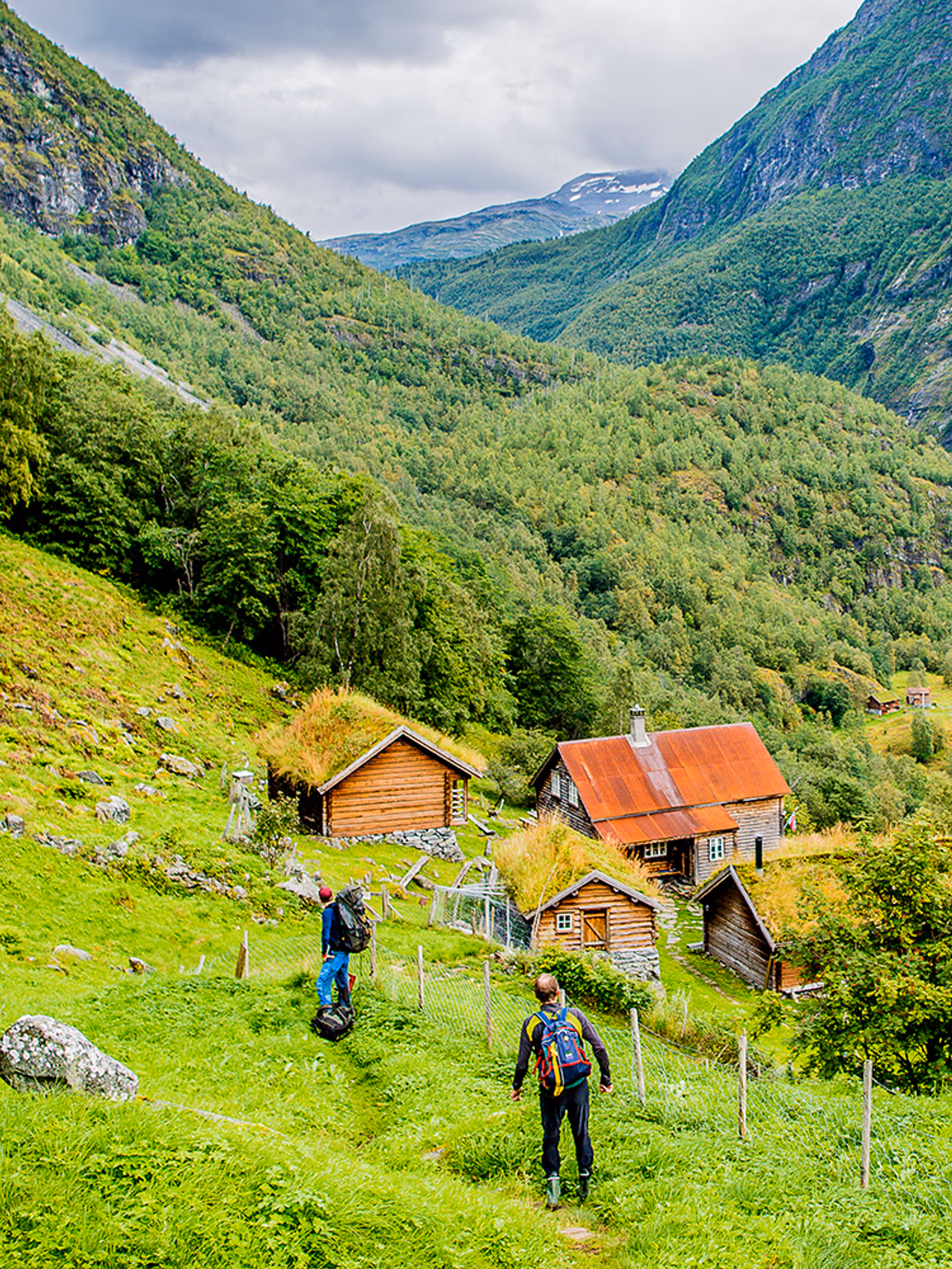 Due escursionisti arrivano alla fattoria di montagna Avdalen Gard nella valle di Utladalen, Norvegia dei fiordi
