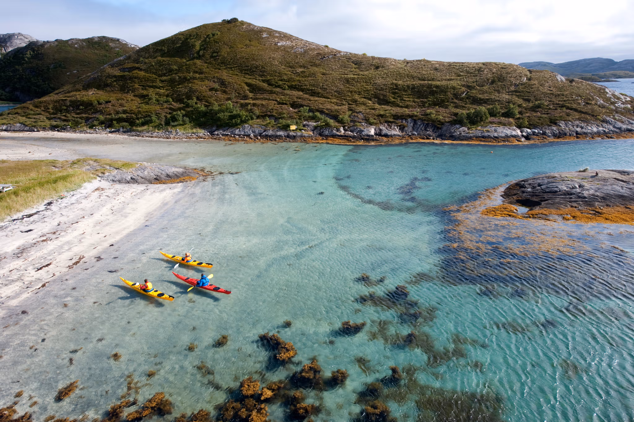 Trois kayakistes près de Rødøy dans le Helgeland, en Norvège du Nord
