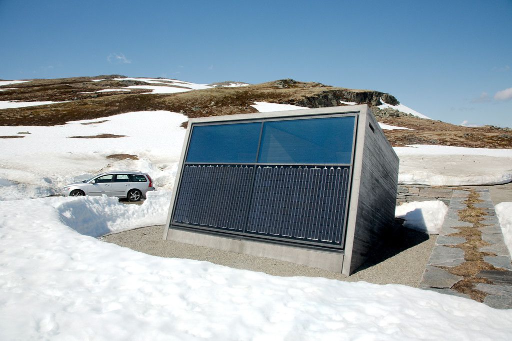 Solcelledrevet toalett i snødekte fjell