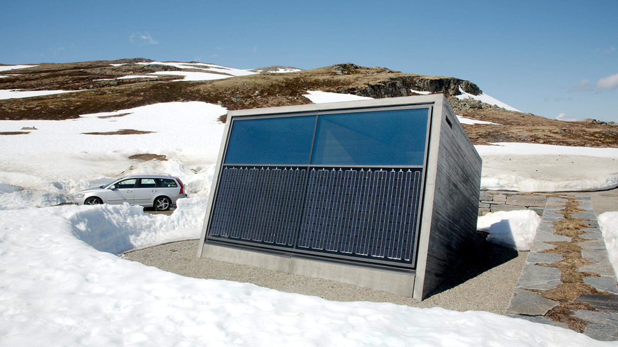 Solcelledrevet toalett i snødekte fjell