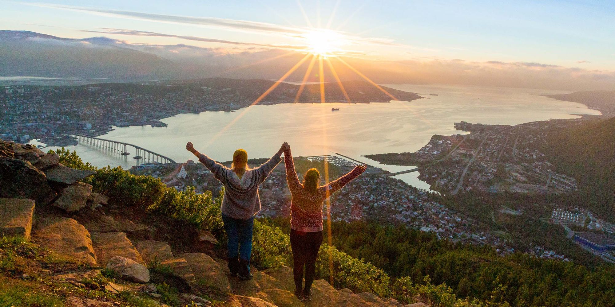 To damer nyter utsikten fra sherpatrappen opp til Storsteinen i Tromsø