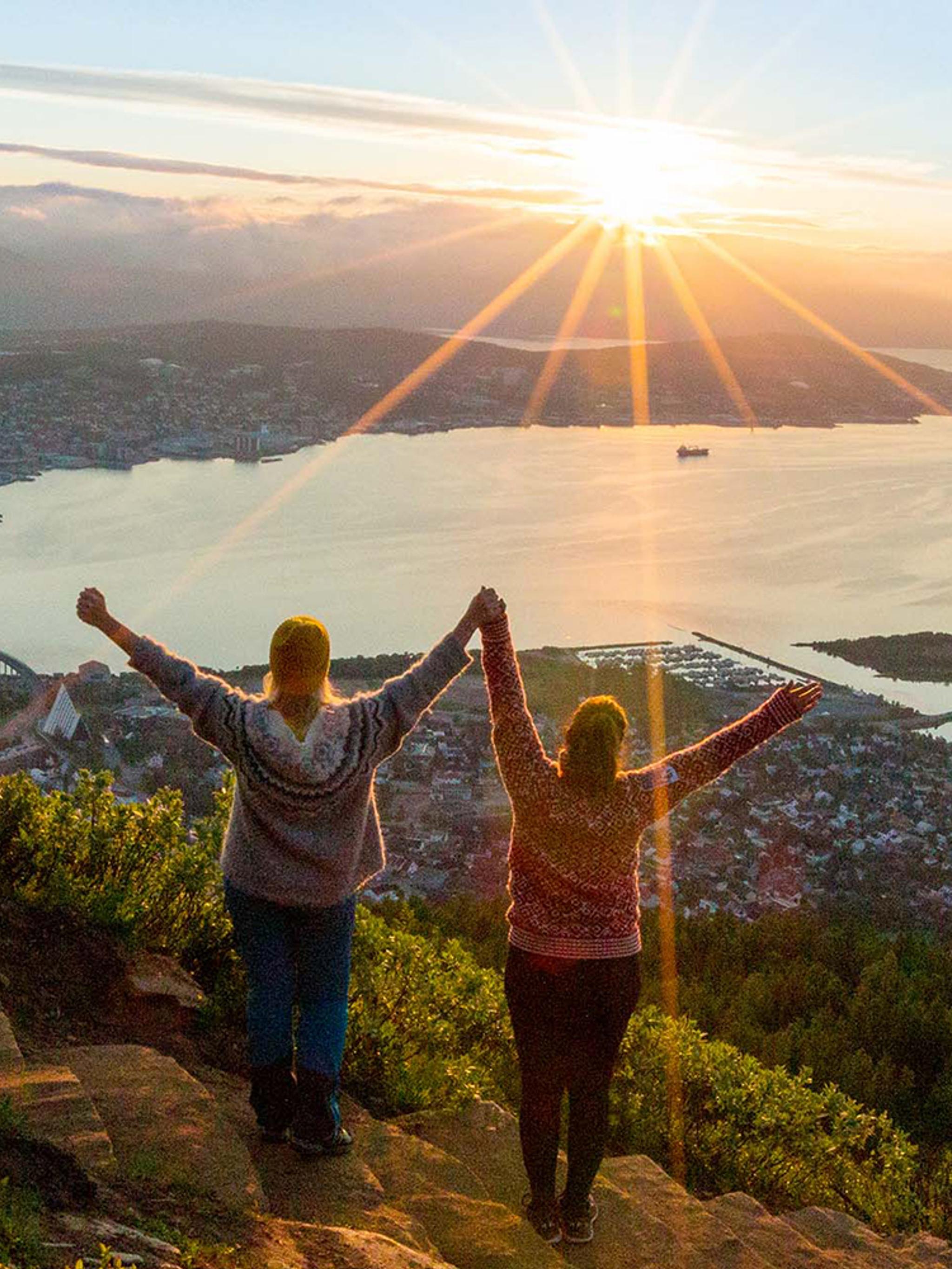 To damer nyter utsikten fra sherpatrappen opp til Storsteinen i Tromsø