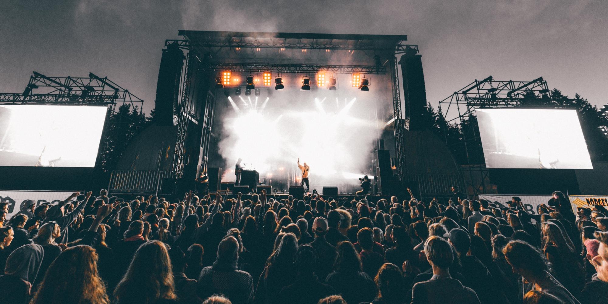 A band is playing infront of a large audience at Granittrock in Oslo